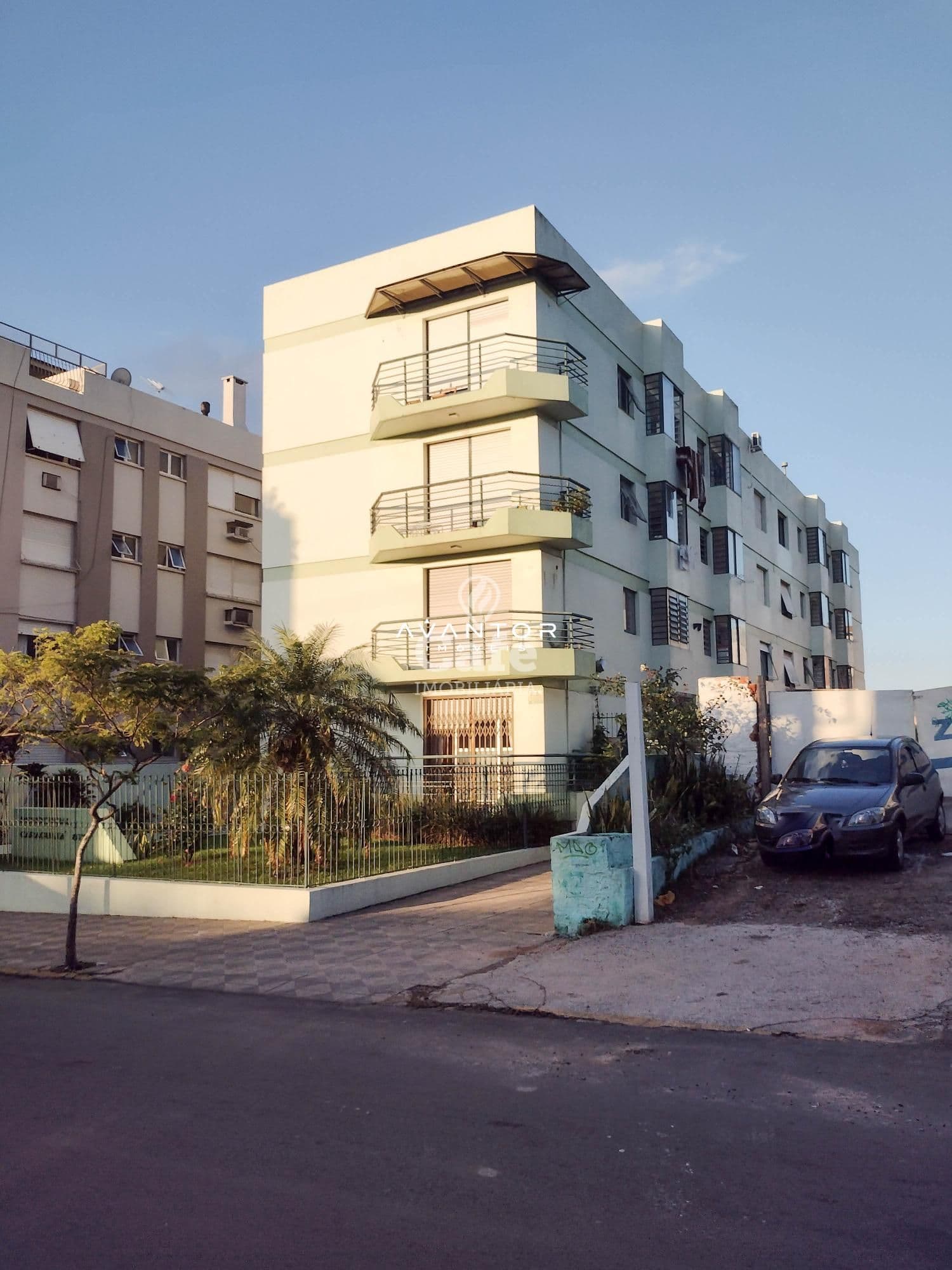Fachada do prédio com sacadas — Apartamento com 3 quartos à venda no Edifício Caraguatá, em Centro, Santa Maria/RS