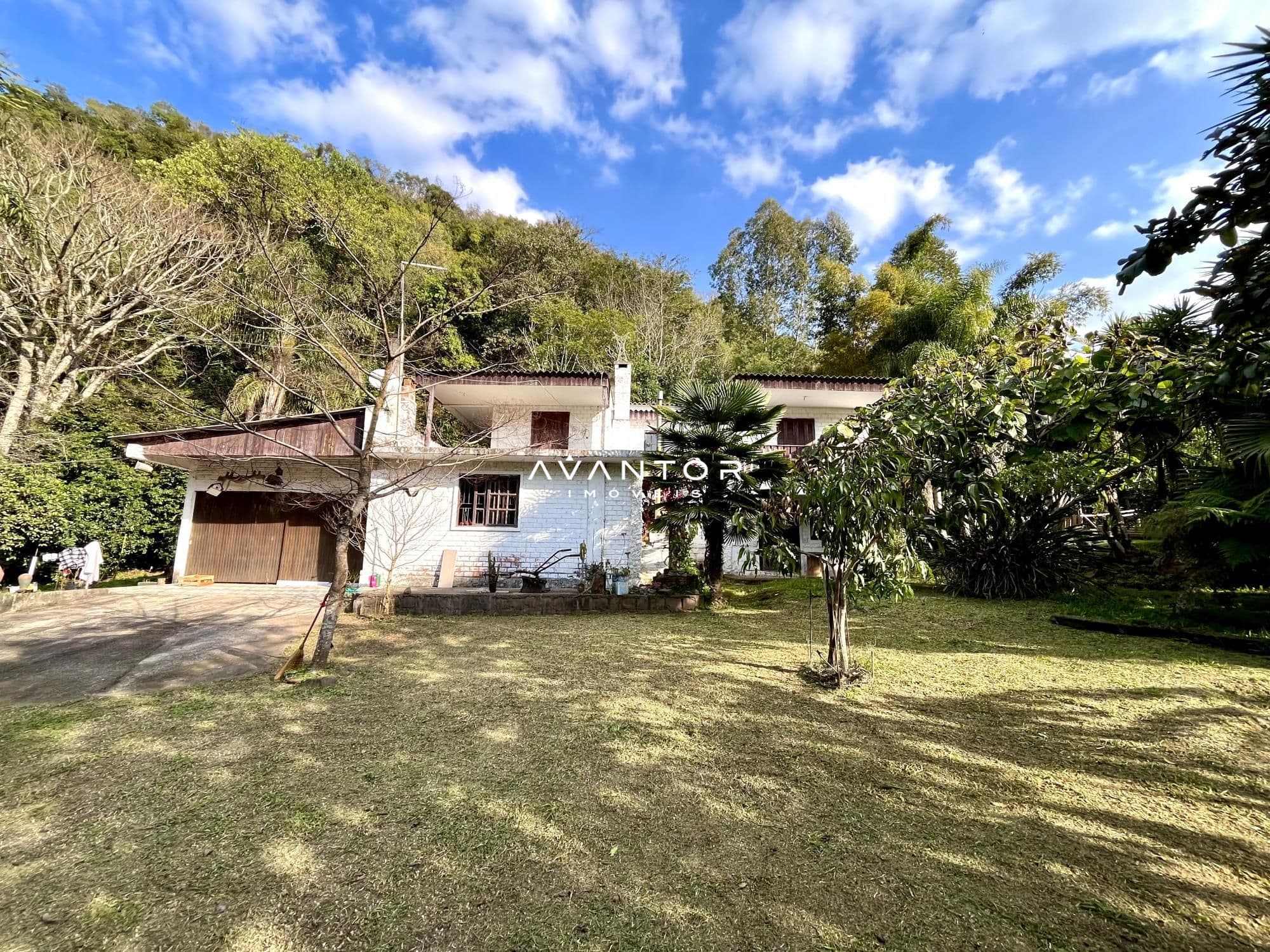 Fachada da casa com pátio e garagem — Chácara com 2 quartos à venda em Parque Serrano I, Itaara/RS