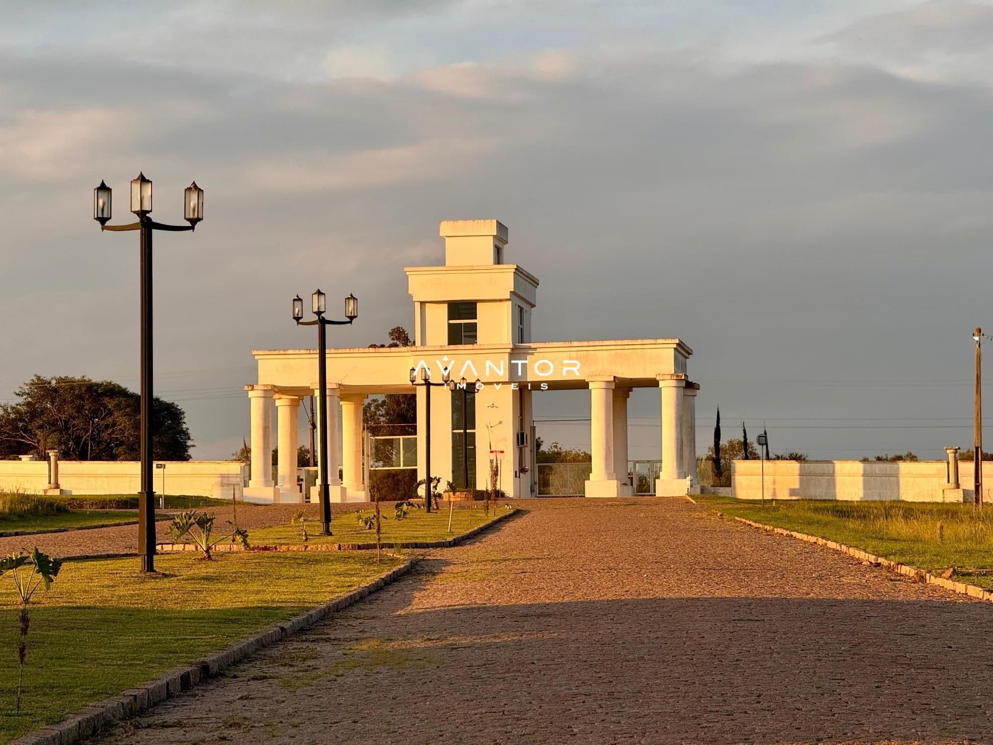 Fachada do empreendimento com portal de entrada — Terreno à venda em Camobi, Santa Maria/RS