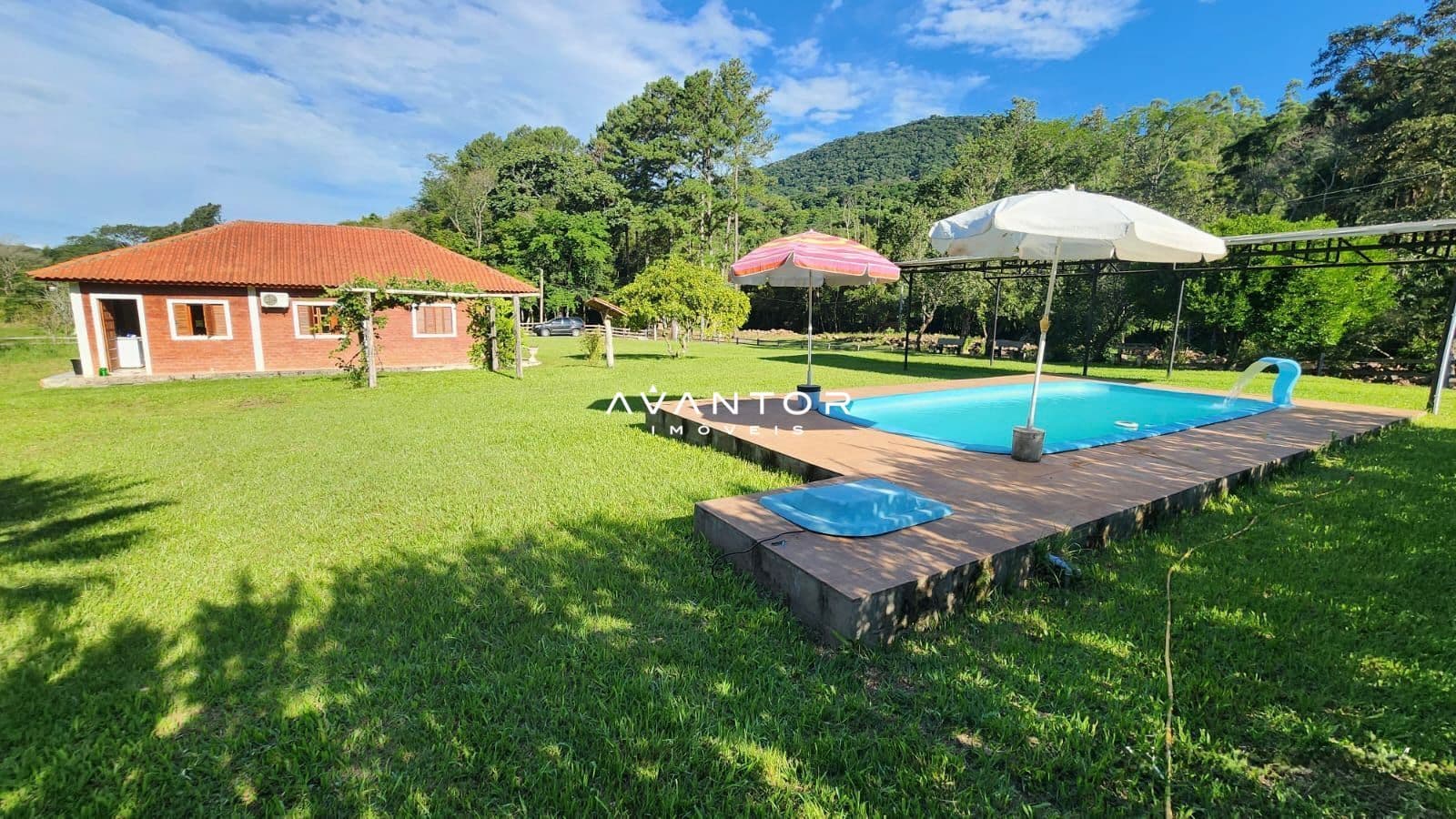 Área externa com piscina e pátio — Chácara com 3 quartos à venda em Rincão dos Minelo, Itaara/RS