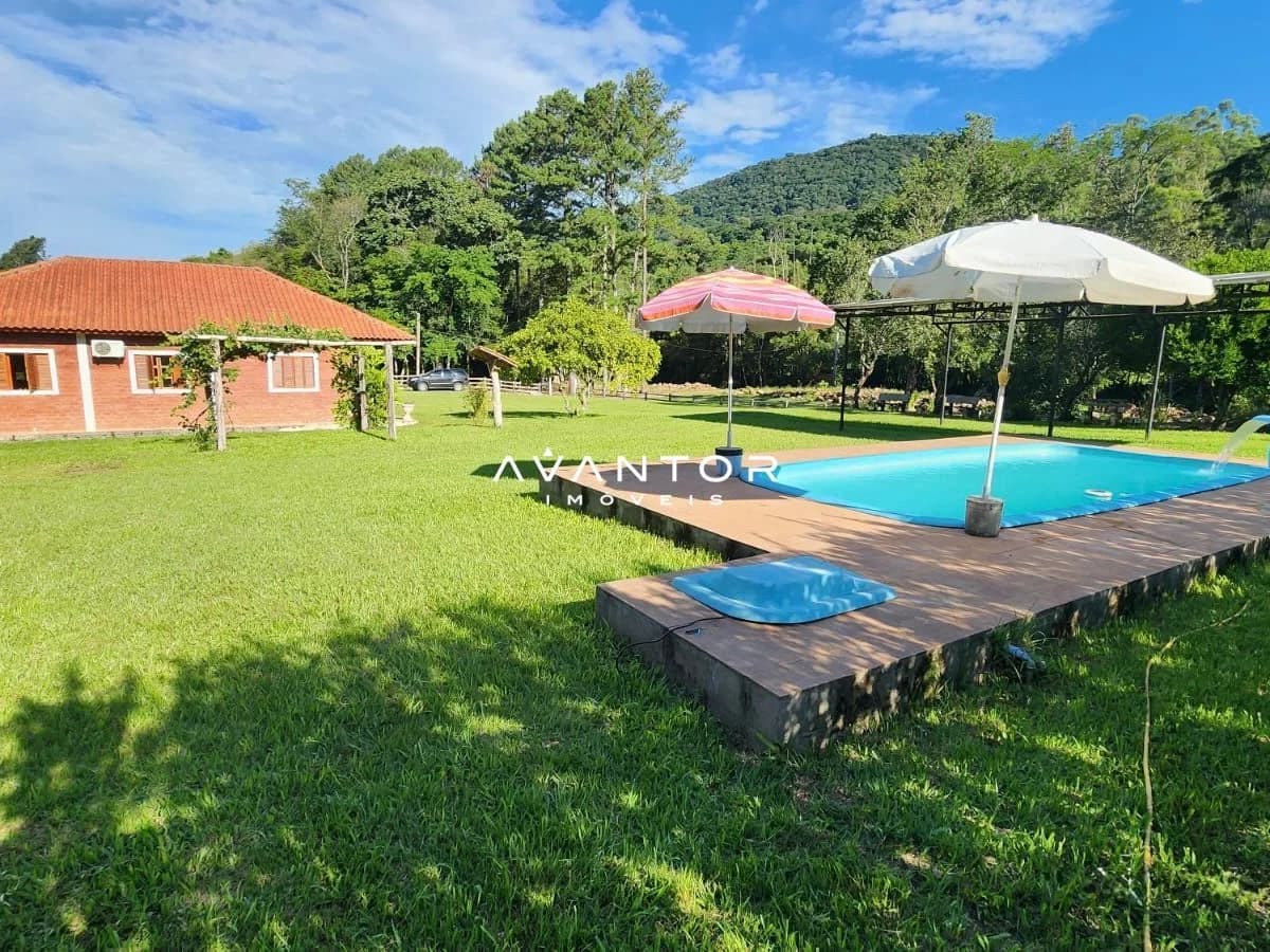 Área externa com piscina e pátio — Chácara com 3 quartos à venda em Rincão dos Minelo, Itaara/RS