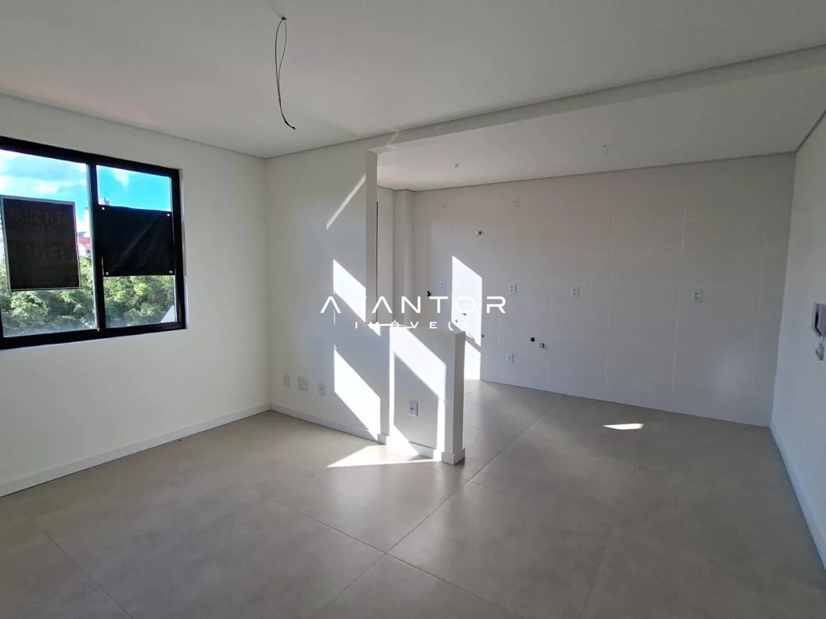 Sala de estar com janela e iluminação natural — Apartamento com 2 quartos à venda em Nossa Senhora Medianeira, Santa Maria/RS