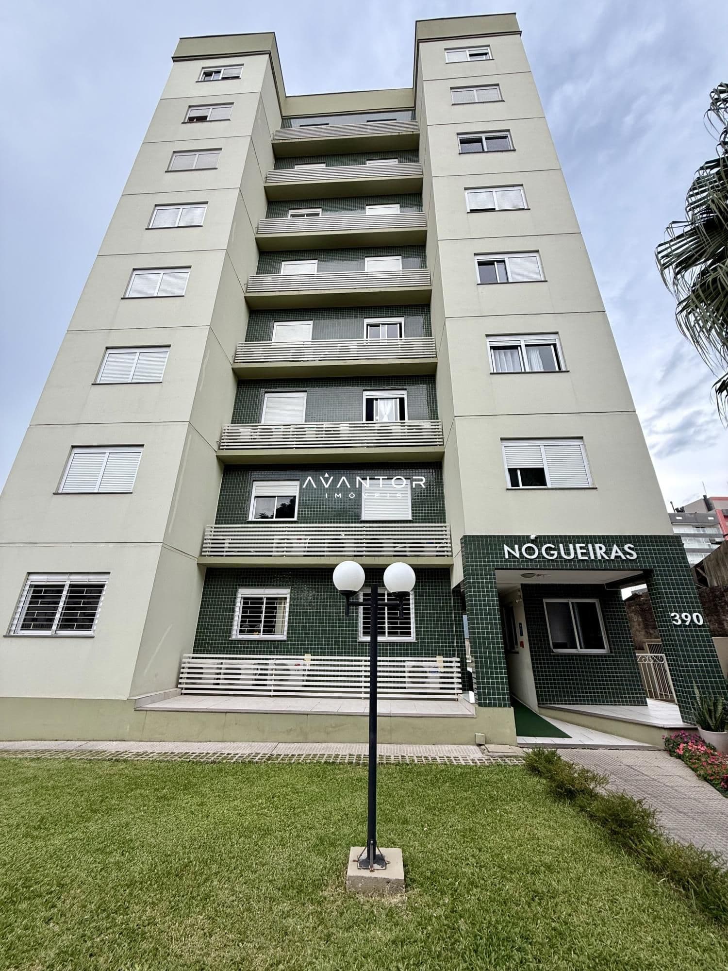 Fachada do prédio com sacadas — Apartamento com 2 quartos à venda no Residencial Nogueiras, em Bonfim, Santa Maria/RS
