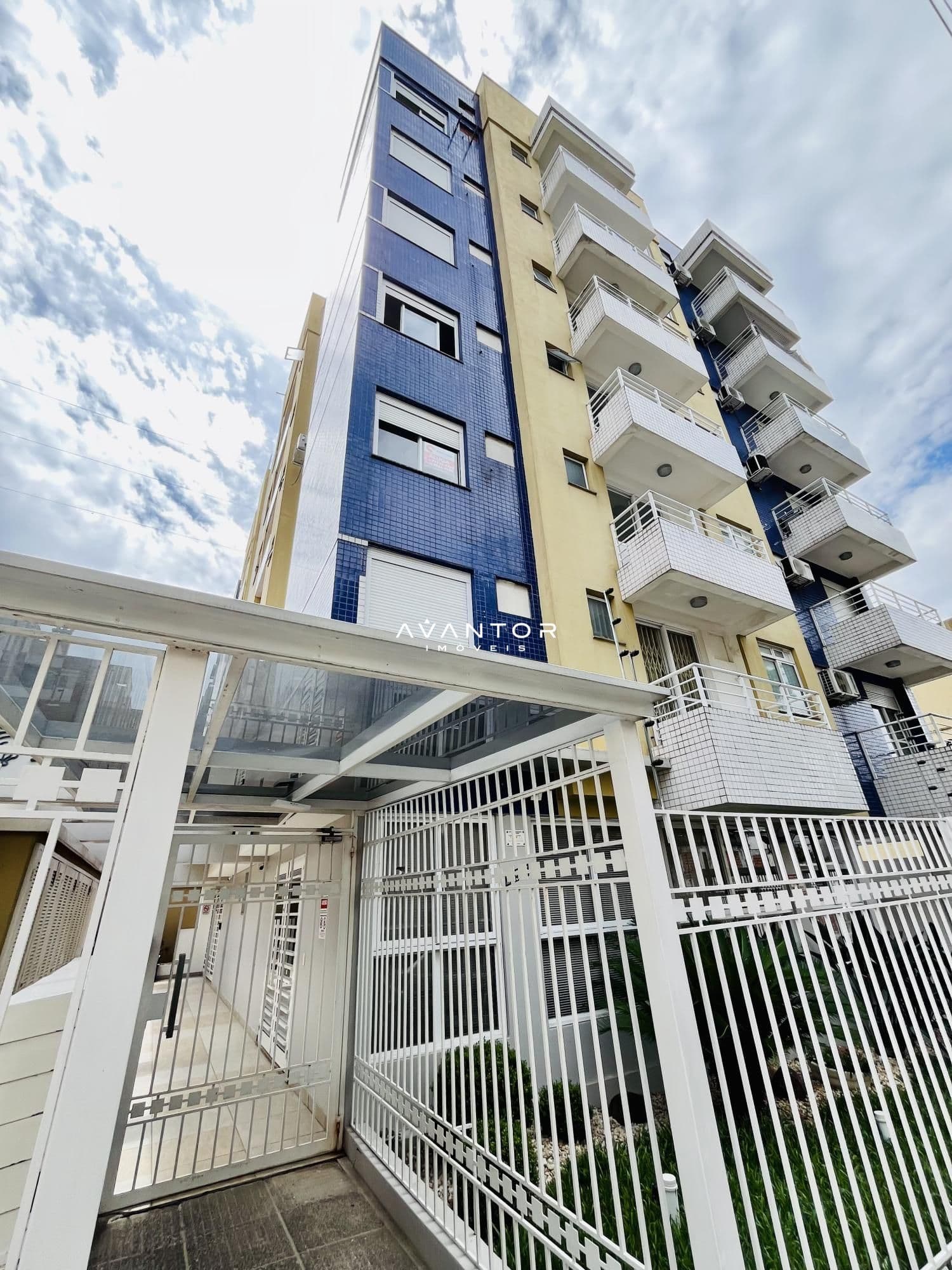 Fachada do prédio com sacadas — Apartamento com 2 quartos à venda em Nossa Senhora do Rosário, Santa Maria/RS