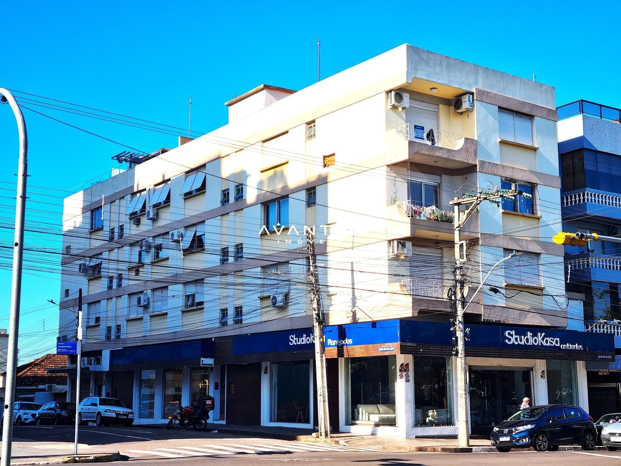 Fachada do prédio com lojas térreo — Apartamento com 3 quartos à venda em Nossa Senhora de Fátima, Santa Maria/RS