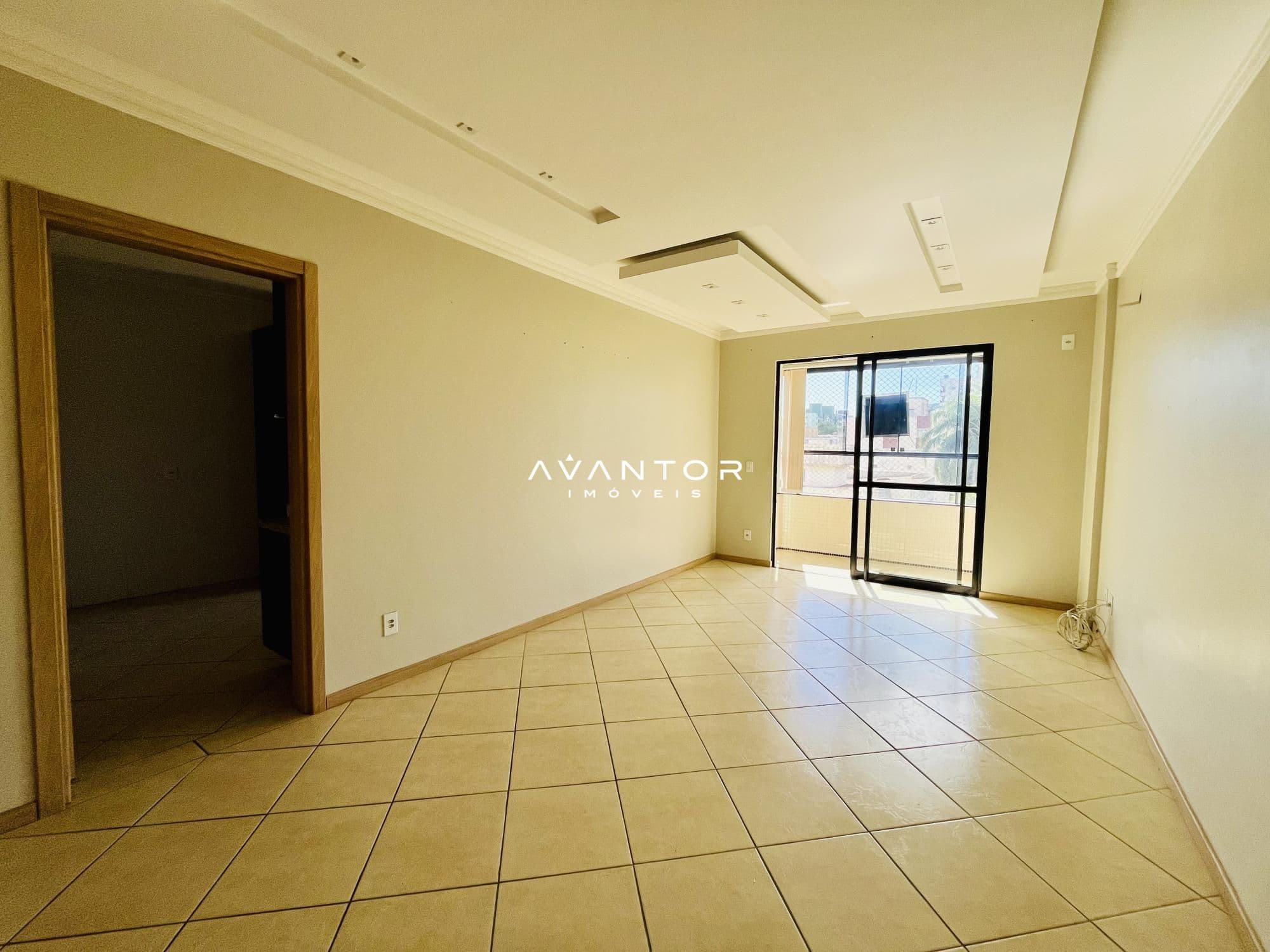 Sala com sacada e acesso à cozinha — Apartamento com 3 quartos à venda em Nossa Senhora de Fátima, Santa Maria/RS