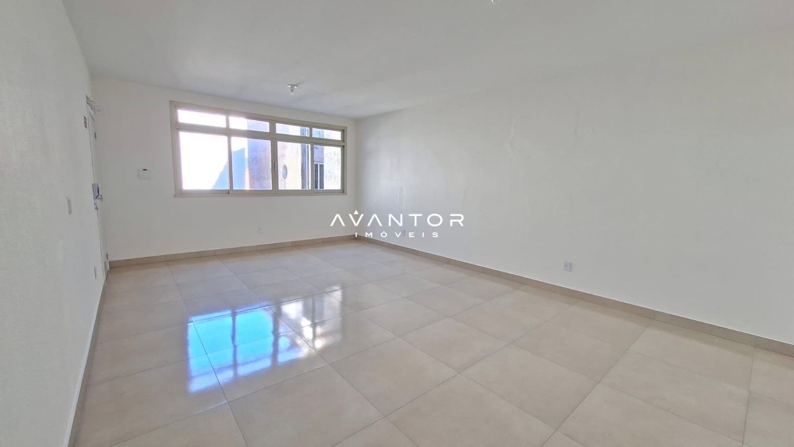 Sala com piso cerâmico e janela — Sala Comercial com 1 sala à venda em Centro, Santa Maria/RS