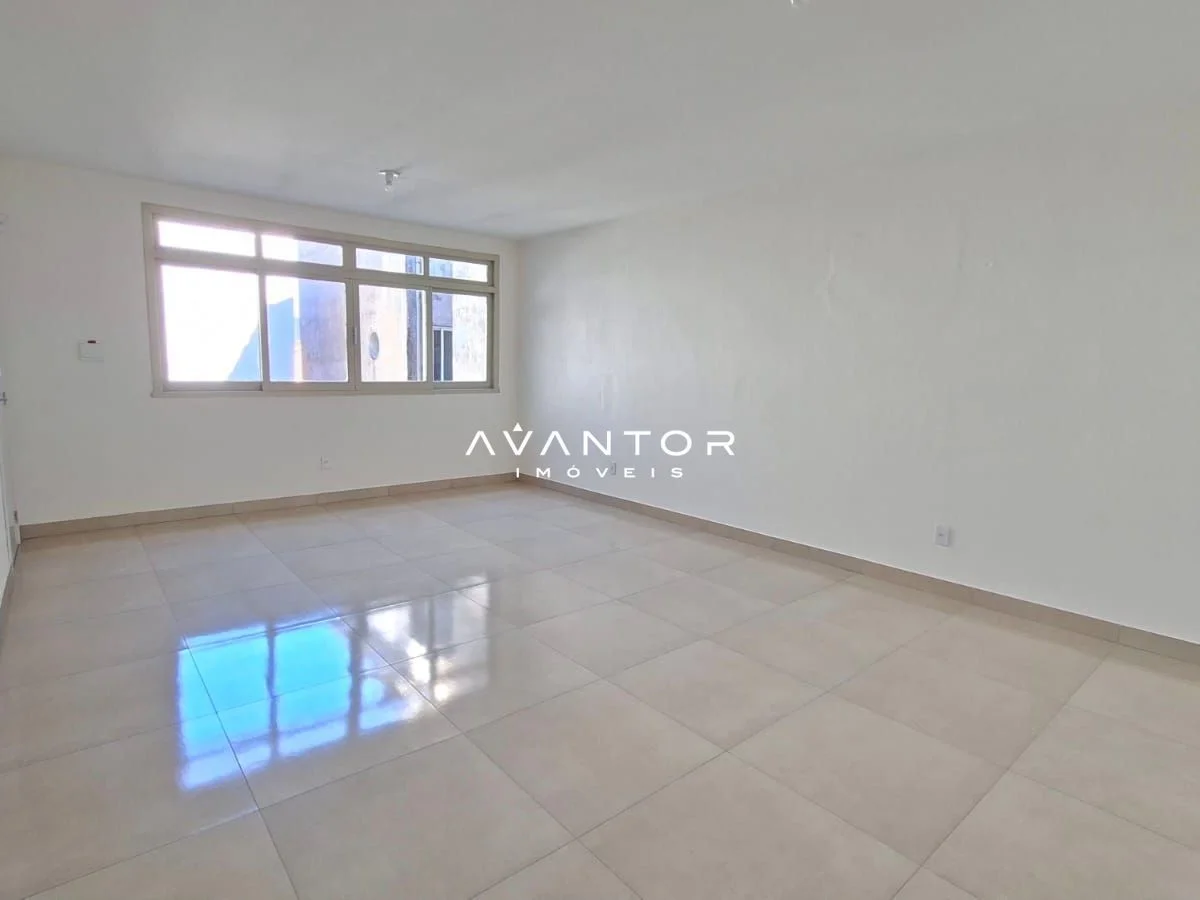 Sala com piso cerâmico e janela — Sala Comercial com 1 sala à venda em Centro, Santa Maria/RS