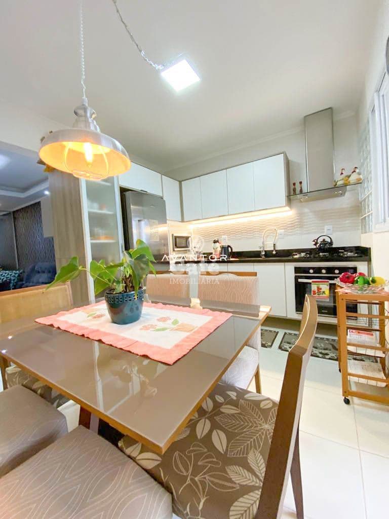 Apto de 2 dormitório mobiliado, com sacada e churrasqueira — Apartamento com 2 quartos à venda em Centro, Santa Maria/RS