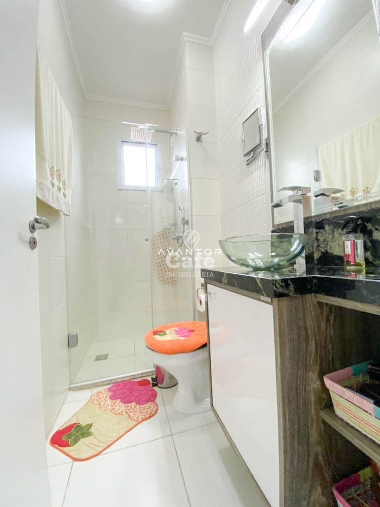 Apto de 2 dormitório mobiliado, com sacada e churrasqueira — Apartamento com 2 quartos à venda em Centro, Santa Maria/RS
