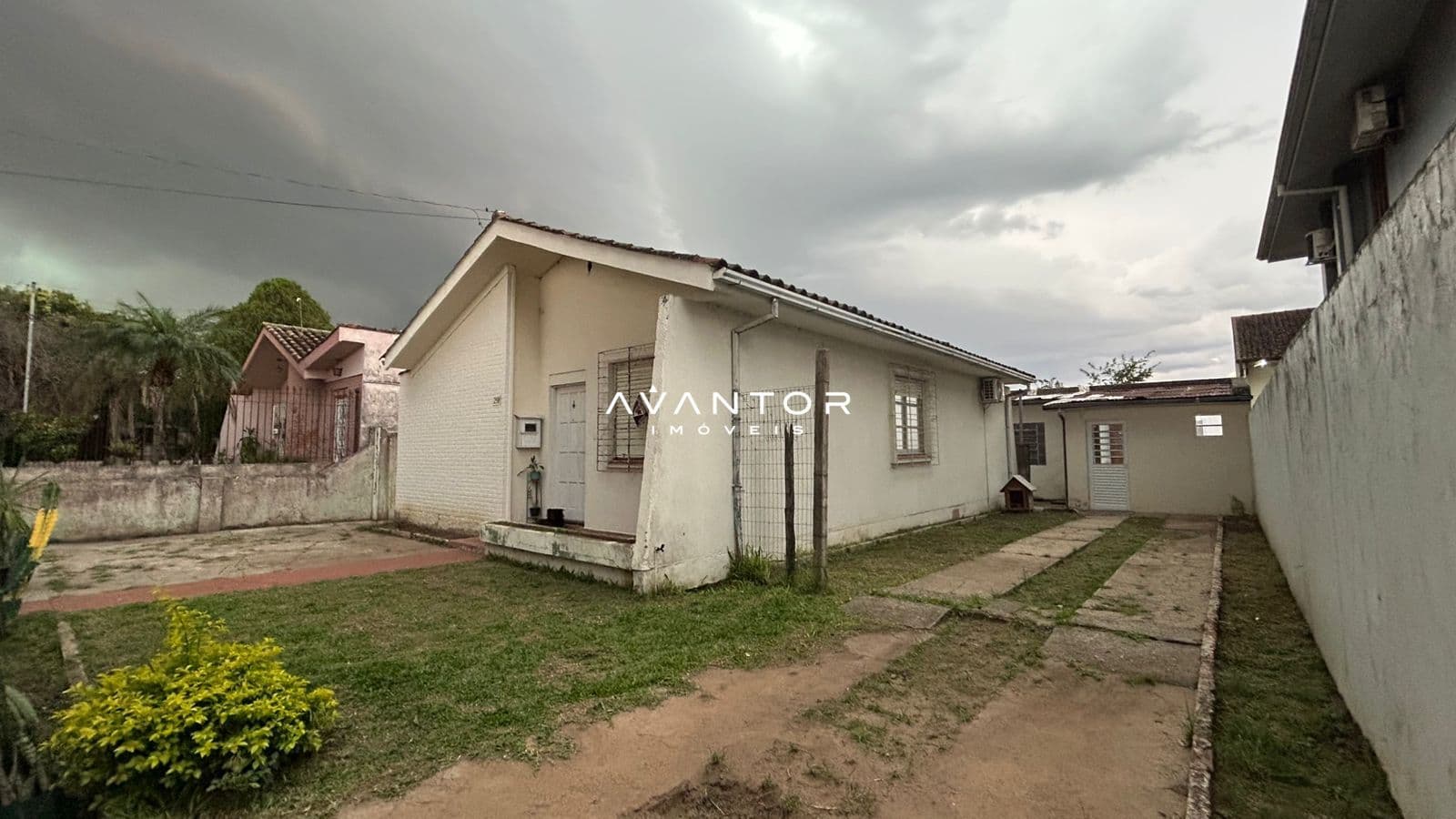 Fachada da casa com pátio — Casa com 3 quartos à venda em Patronato, Santa Maria/RS