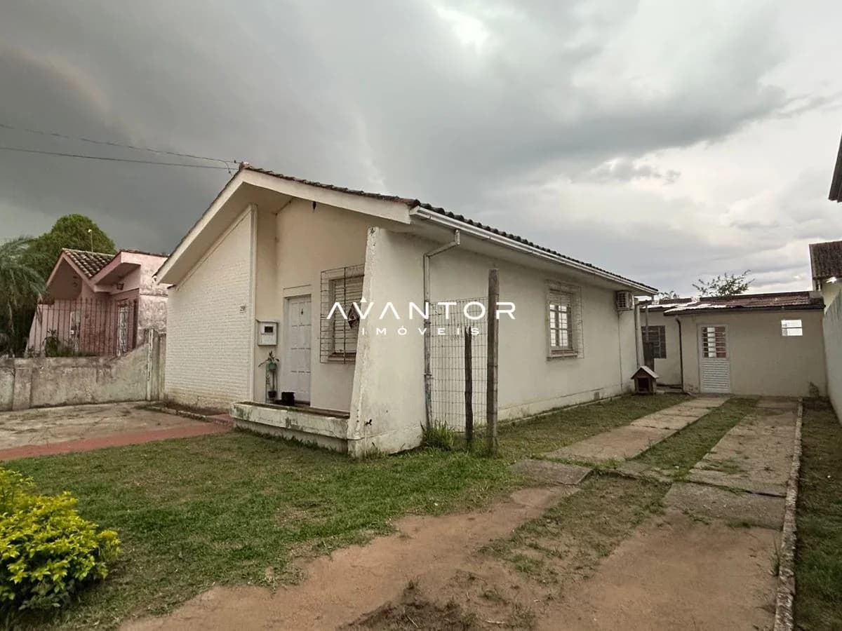 Fachada da casa com pátio — Casa com 3 quartos à venda em Patronato, Santa Maria/RS