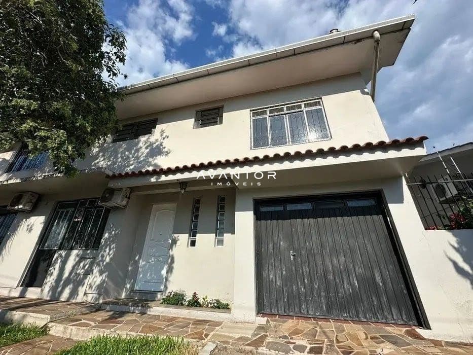 Fachada da casa com garagem — Casa com 3 quartos para alugar em Camobi, Santa Maria/RS