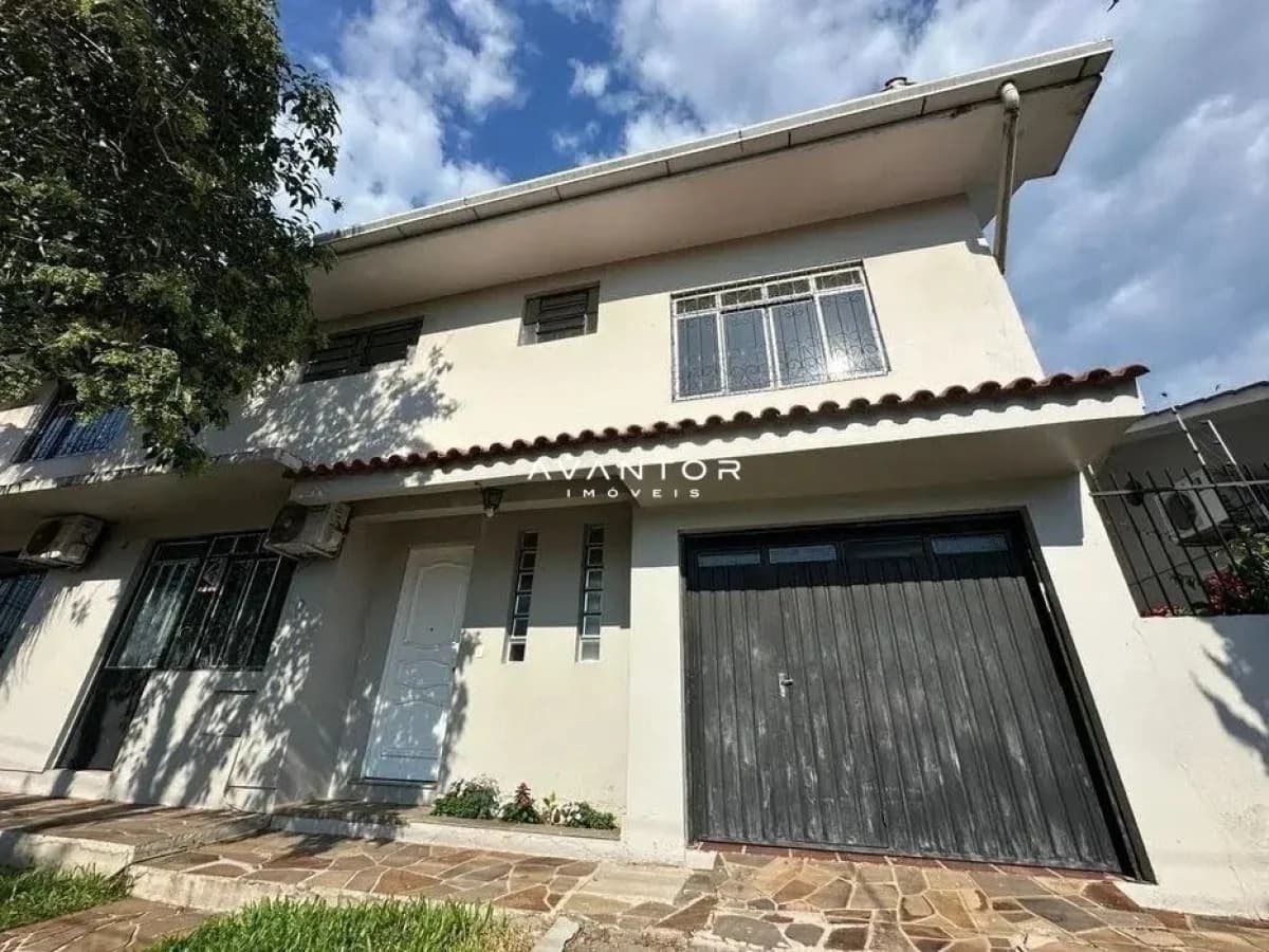 Fachada da casa com garagem — Casa com 3 quartos para alugar em Camobi, Santa Maria/RS
