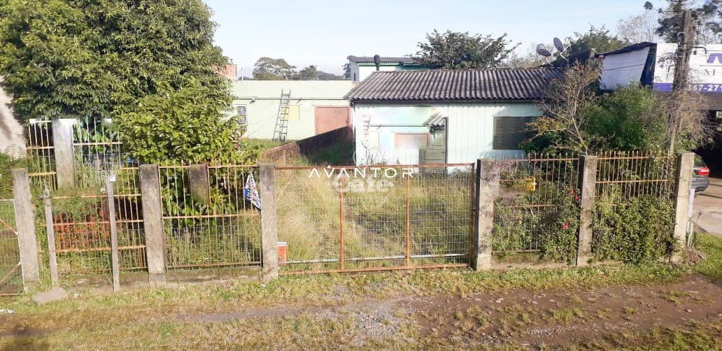 Fachada da casa com portão e pátio — Terreno à venda em Uglione, Santa Maria/RS