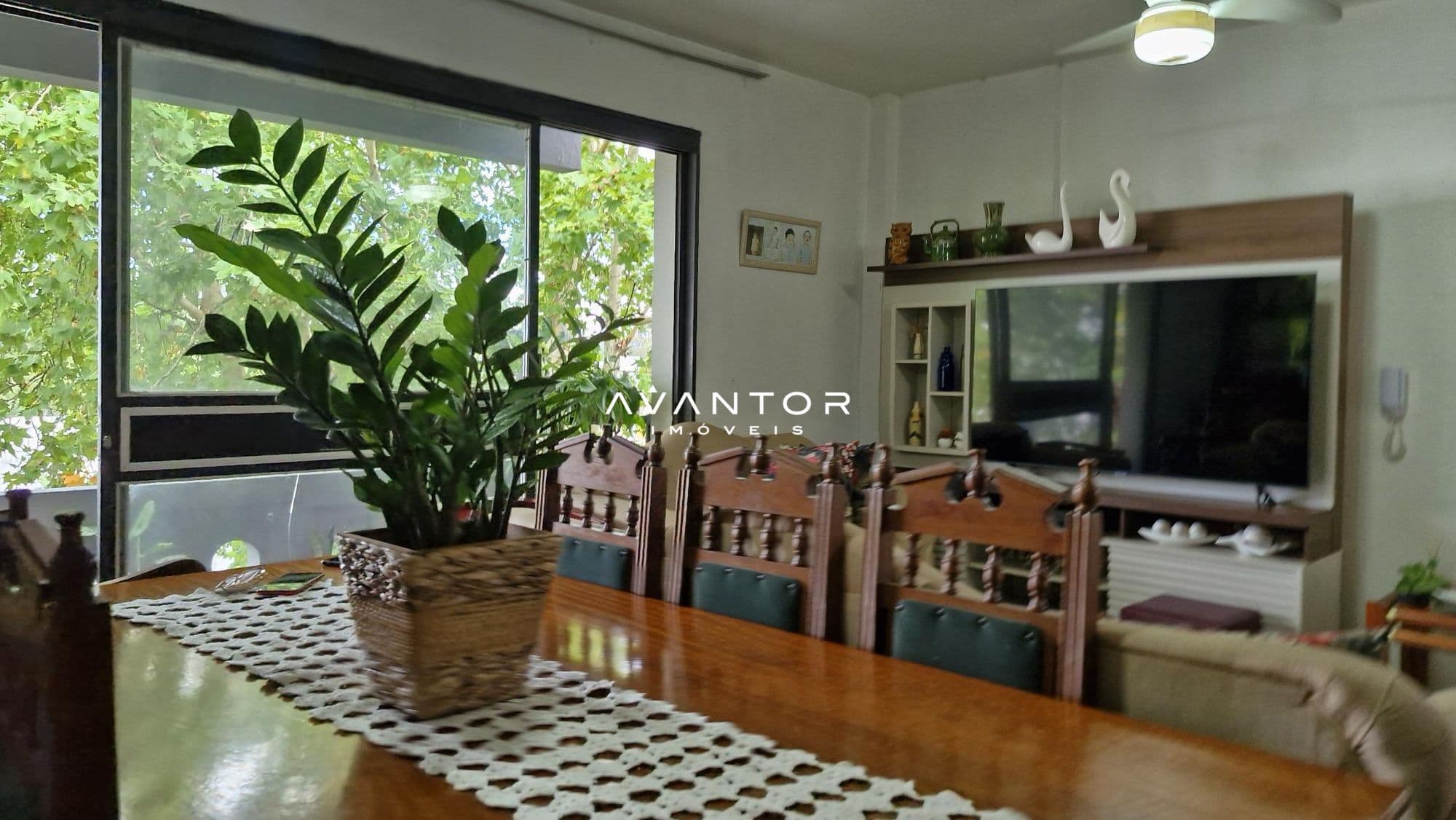 Sala de estar integrada com janelas grandes — Apartamento com 2 quartos à venda em Centro, Santa Maria/RS