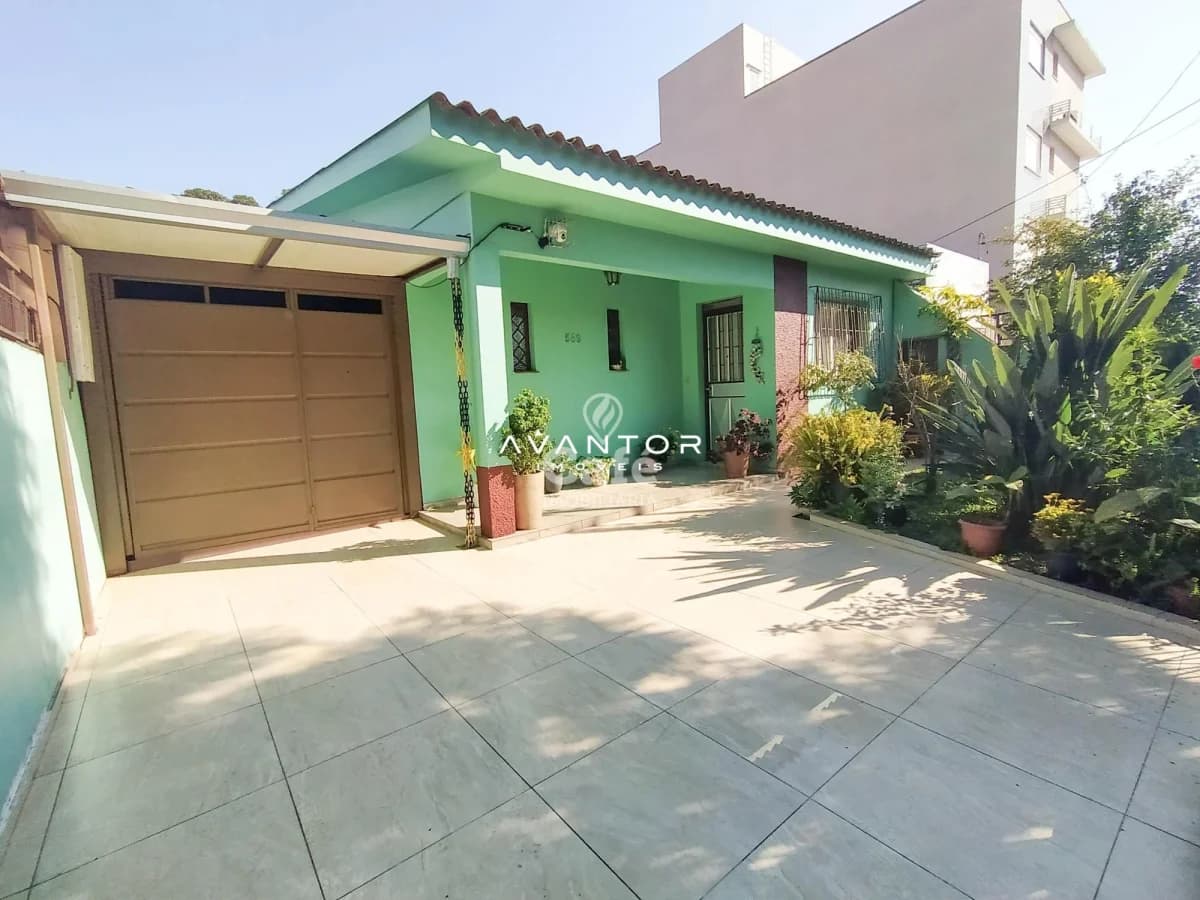 Fachada da casa com garagem e pátio — Casa com 3 quartos à venda em Passo D'Areia, Santa Maria/RS