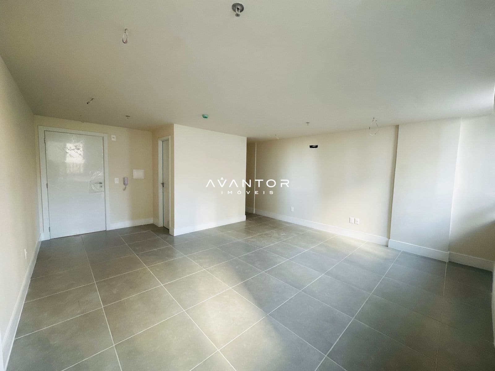 Sala de estar com piso em cerâmica — Sala Comercial com 1 sala à venda no Residencial Cristo Rei, em Centro, Santa Maria/RS