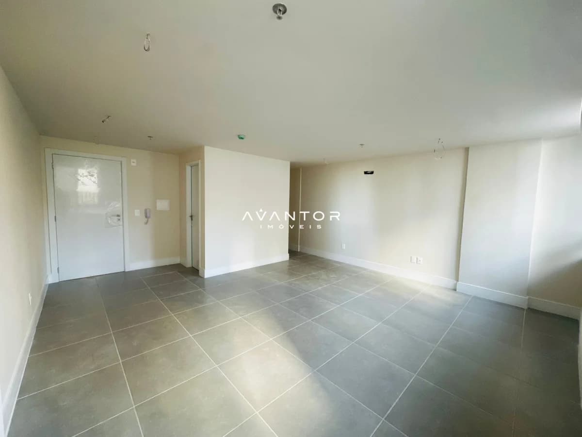 Sala de estar com piso em cerâmica — Sala Comercial com 1 sala à venda no Residencial Cristo Rei, em Centro, Santa Maria/RS