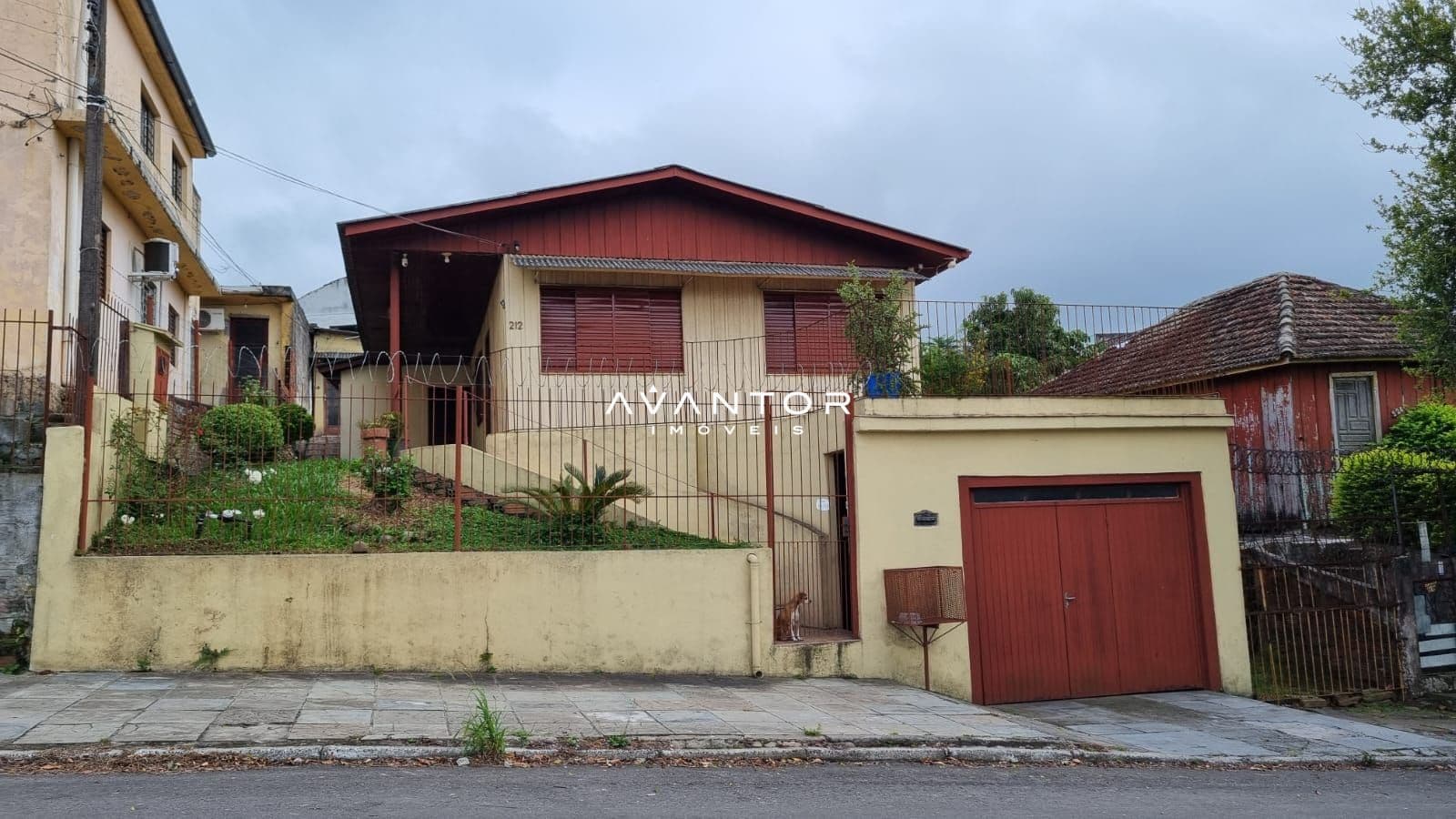Fachada da casa com garagem — Casa com 3 quartos à venda em Nossa Senhora das Dores, Santa Maria/RS