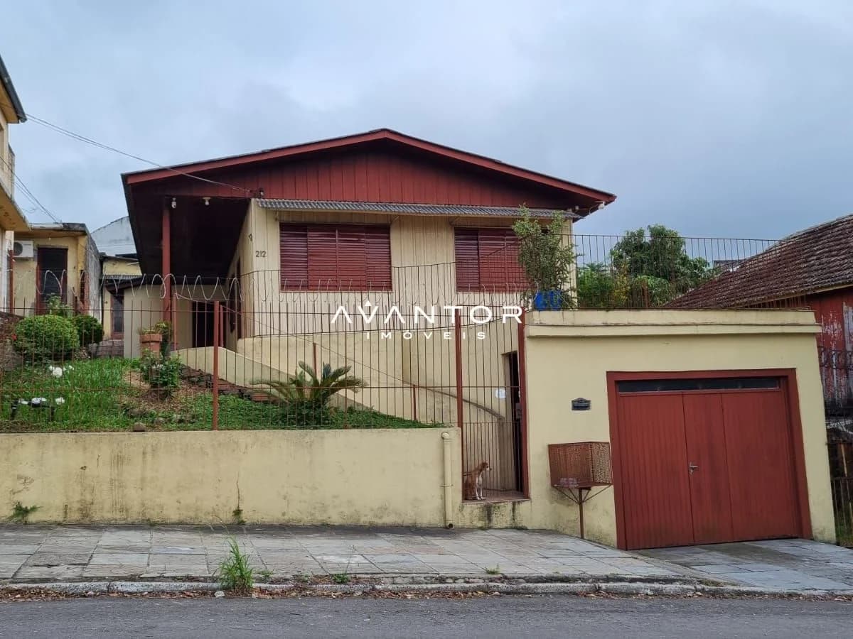 Fachada da casa com garagem — Casa com 3 quartos à venda em Nossa Senhora das Dores, Santa Maria/RS