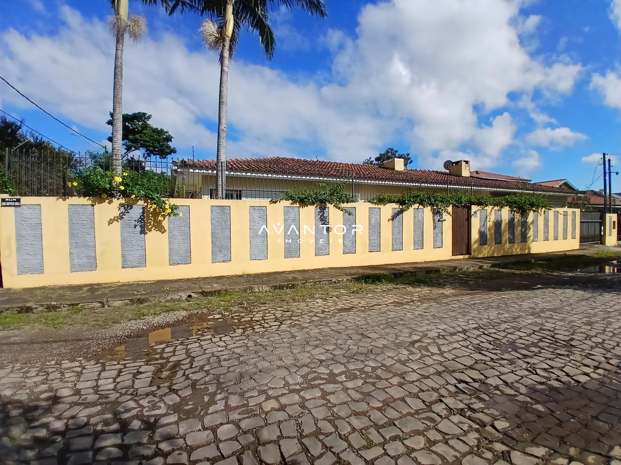 Fachada da casa com pátio — Casa com 3 quartos à venda em Camobi, Santa Maria/RS