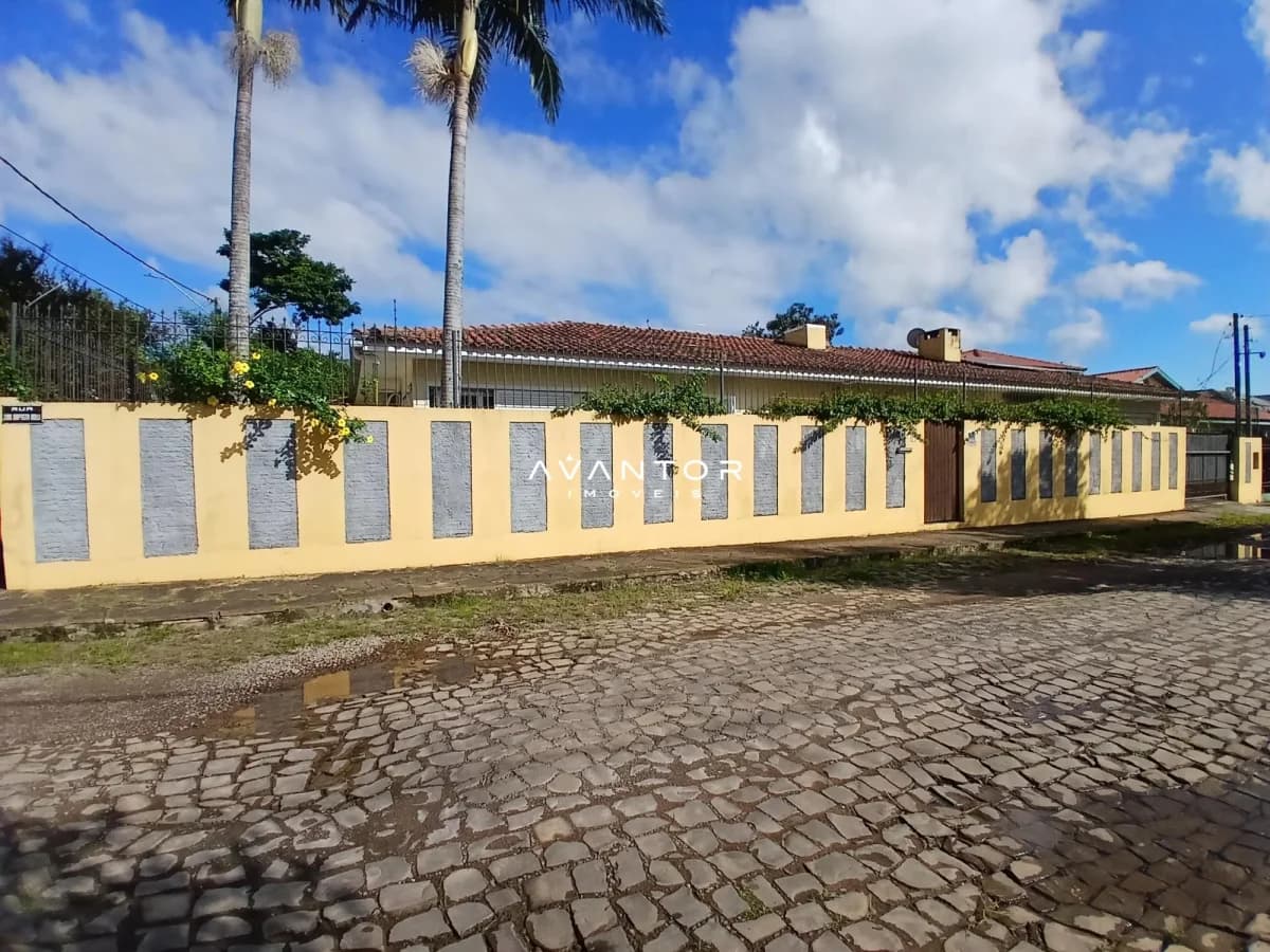 Fachada da casa com pátio — Casa com 3 quartos à venda em Camobi, Santa Maria/RS