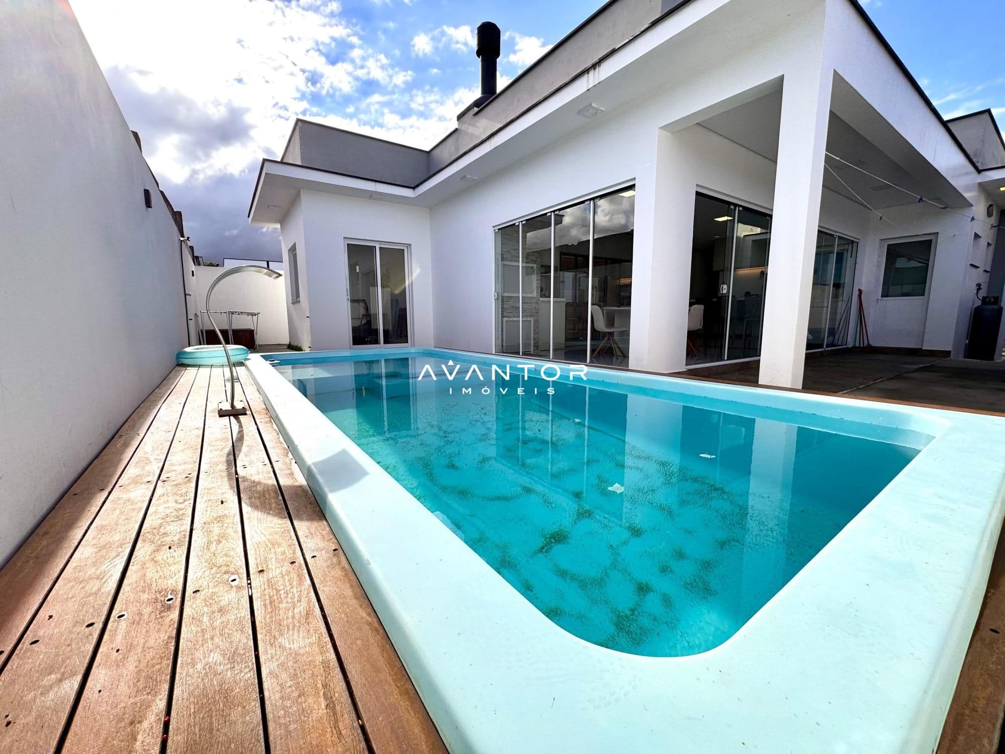 Piscina e área externa — Casa com 3 quartos à venda no Cidade Universitária, em Camobi, Santa Maria/RS