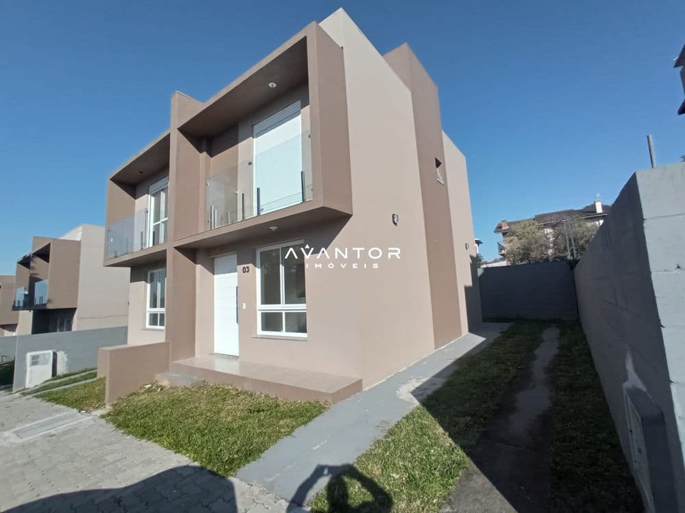 Fachada da casa com sacada — Casa de Condomínio com 2 quartos à venda no Condomínio Valentina, em São José, Santa Maria/RS