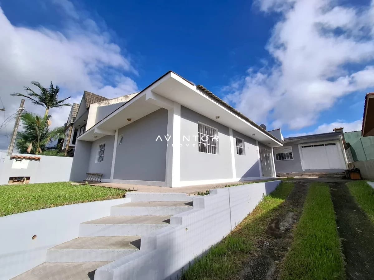 Fachada da casa com garagem — Casa com 4 quartos à venda em Camobi, Santa Maria/RS