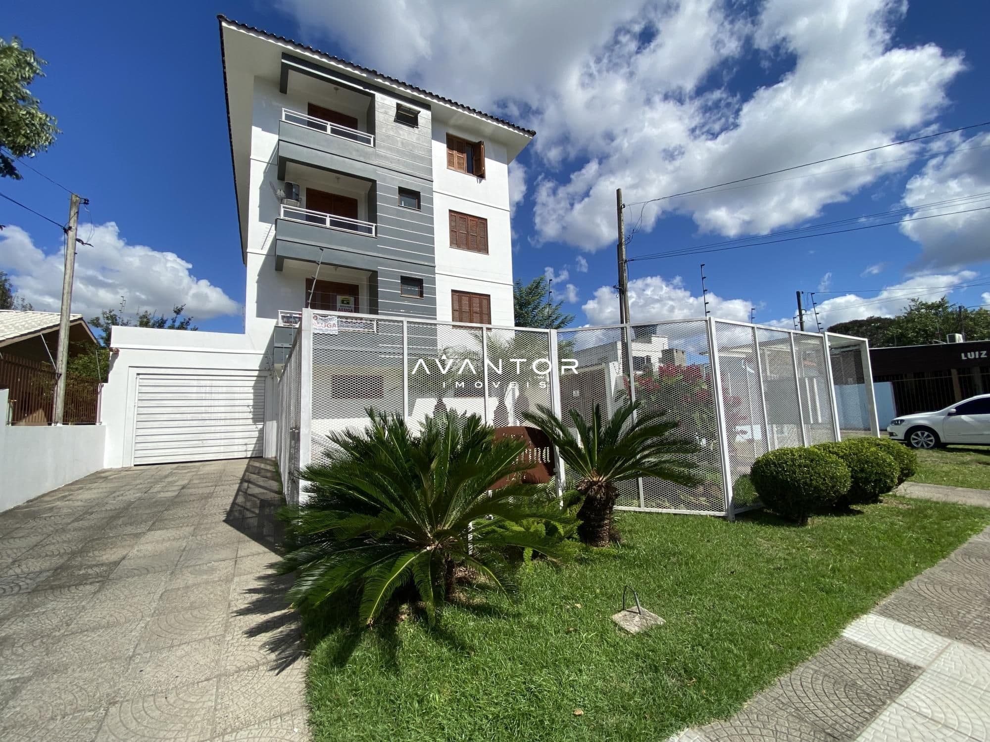 Fachada do prédio com área externa — Apartamento com 1 quarto à venda no Residencial Catharina, em Camobi, Santa Maria/RS