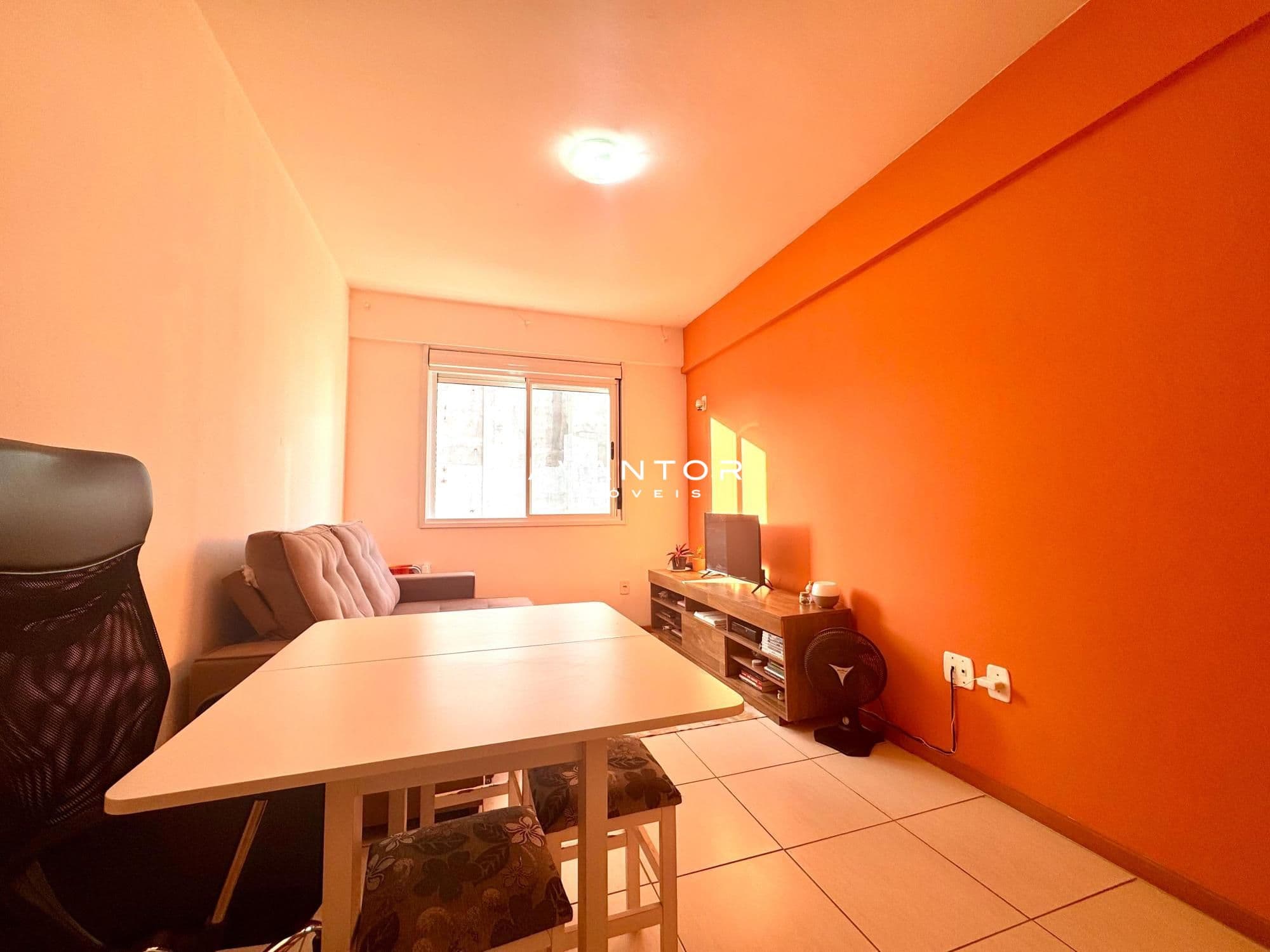 Sala com parede em tom laranja — Apartamento com 1 quarto à venda em Nossa Senhora do Rosário, Santa Maria/RS