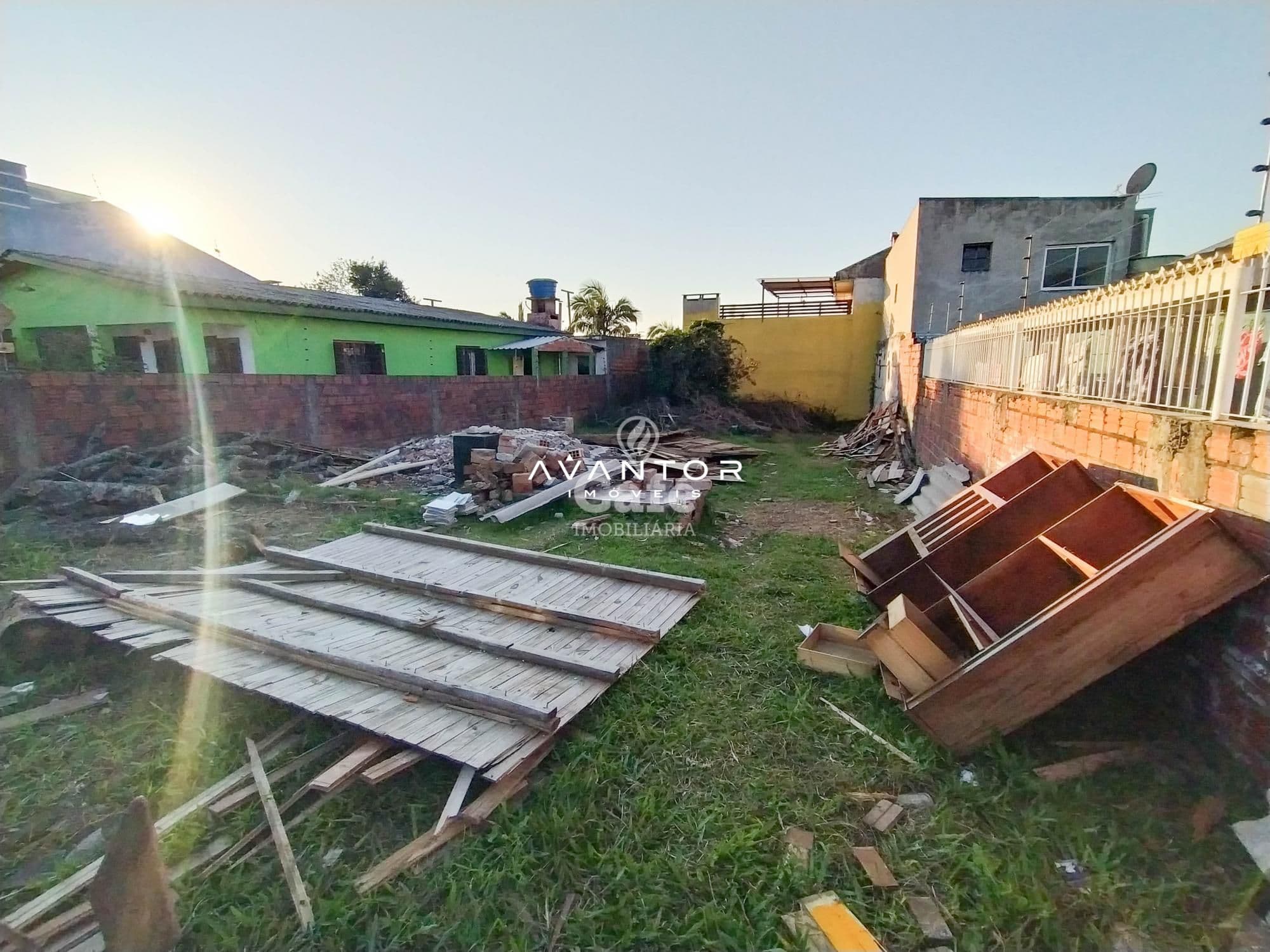 Pátio com materiais de construção — Terreno à venda em Pinheiro Machado, Santa Maria/RS