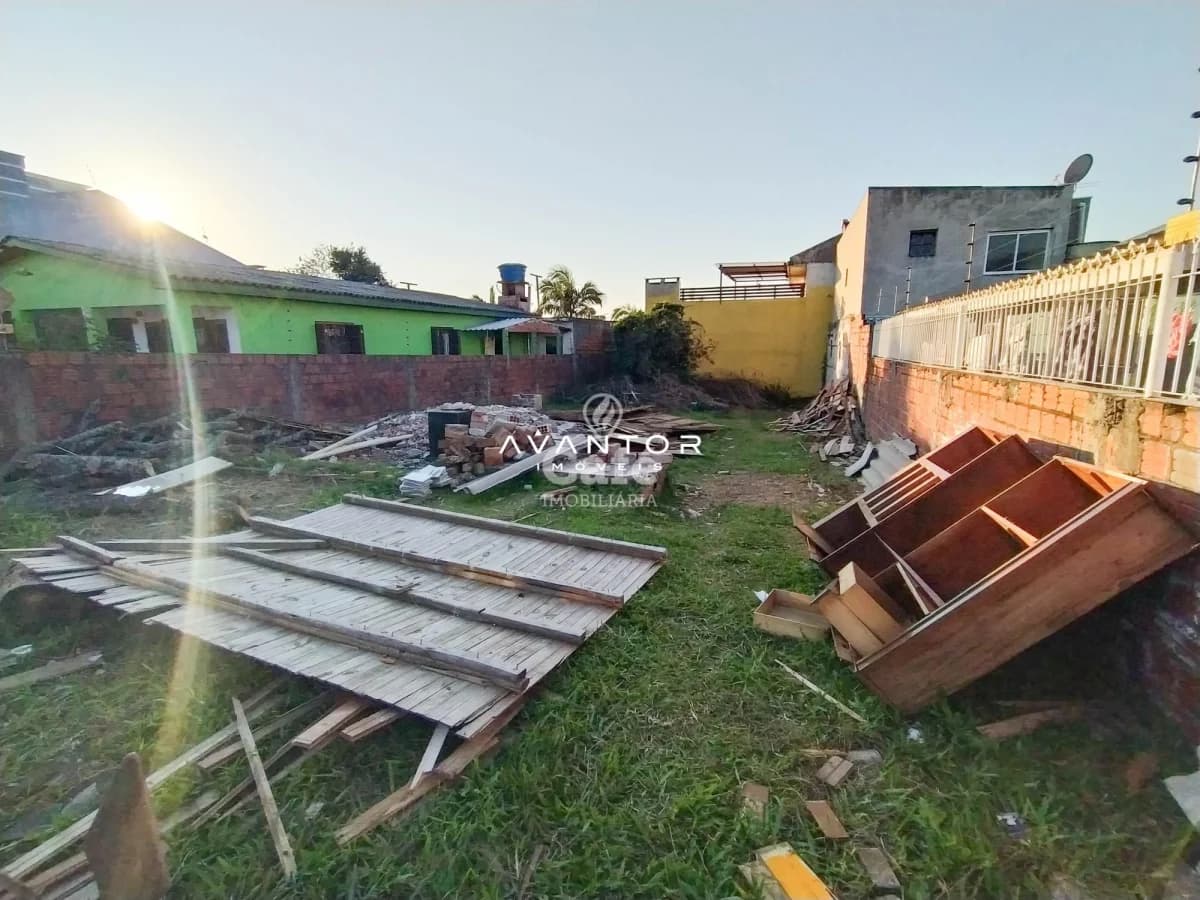 Pátio com materiais de construção — Terreno à venda em Pinheiro Machado, Santa Maria/RS