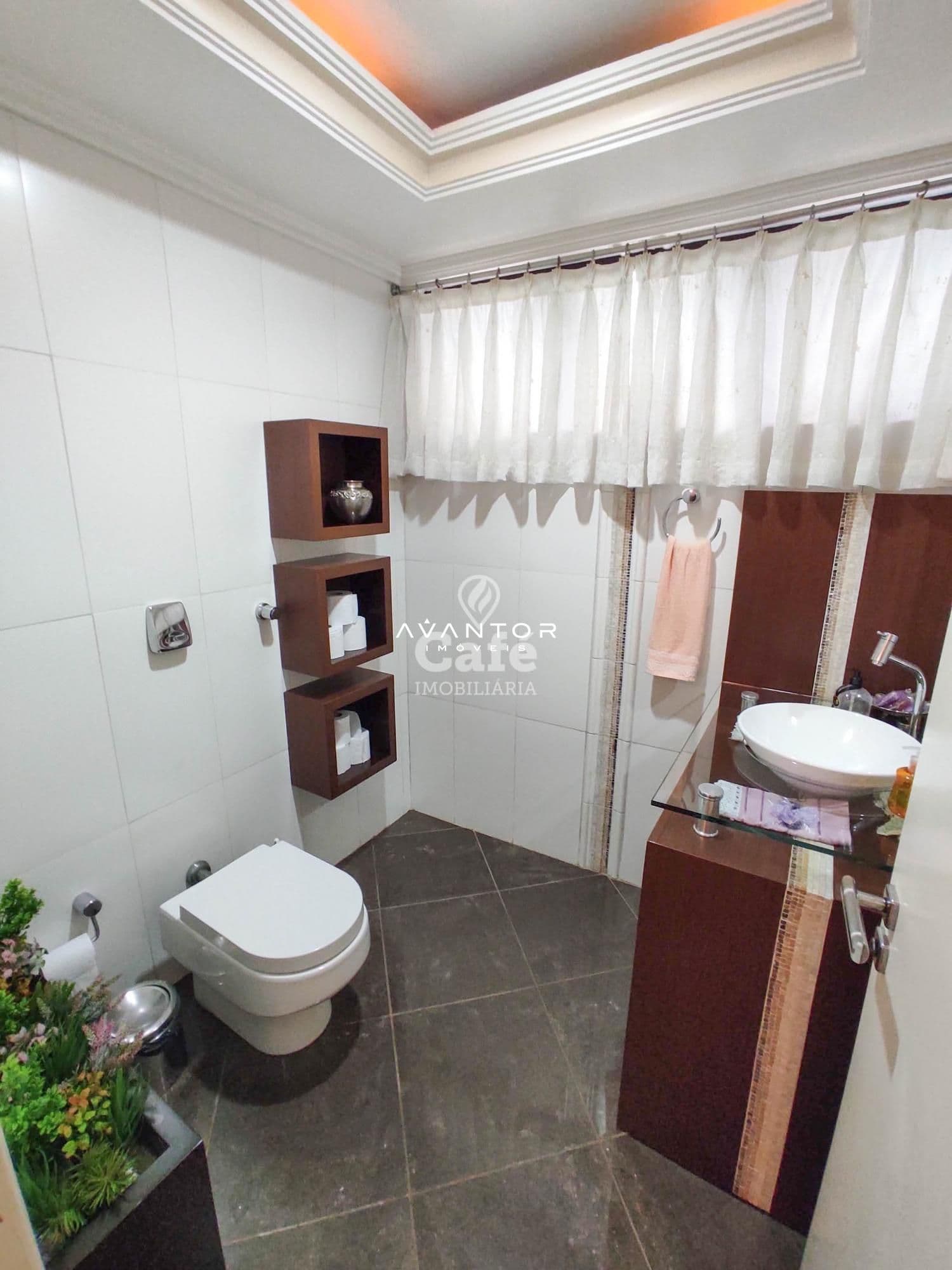 Linda casa confortável e aconchegante com 6 dormitórios, sendo 3 suítes e uma master, mobi — Casa com 6 quartos à venda em Nossa Senhora de Lourdes, Santa Maria/RS