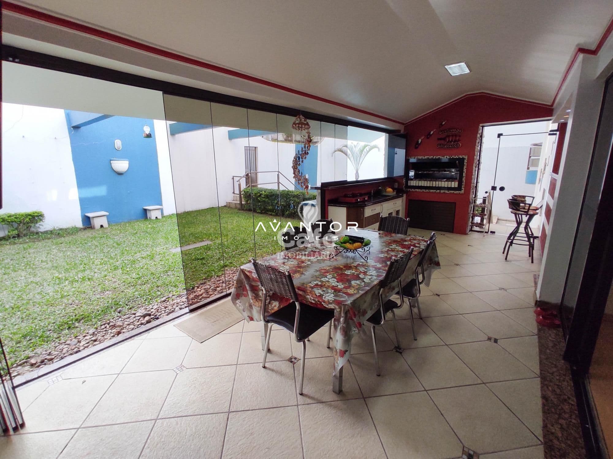 Linda casa confortável e aconchegante com 6 dormitórios, sendo 3 suítes e uma master, mobi — Casa com 6 quartos à venda em Nossa Senhora de Lourdes, Santa Maria/RS