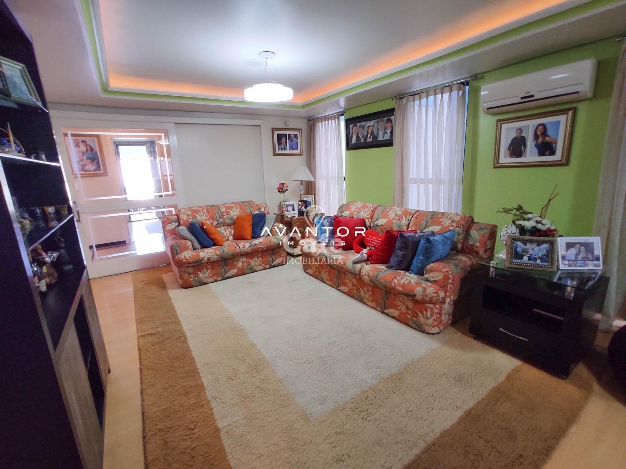 Linda casa confortável e aconchegante com 6 dormitórios, sendo 3 suítes e uma master, mobi — Casa com 6 quartos à venda em Nossa Senhora de Lourdes, Santa Maria/RS