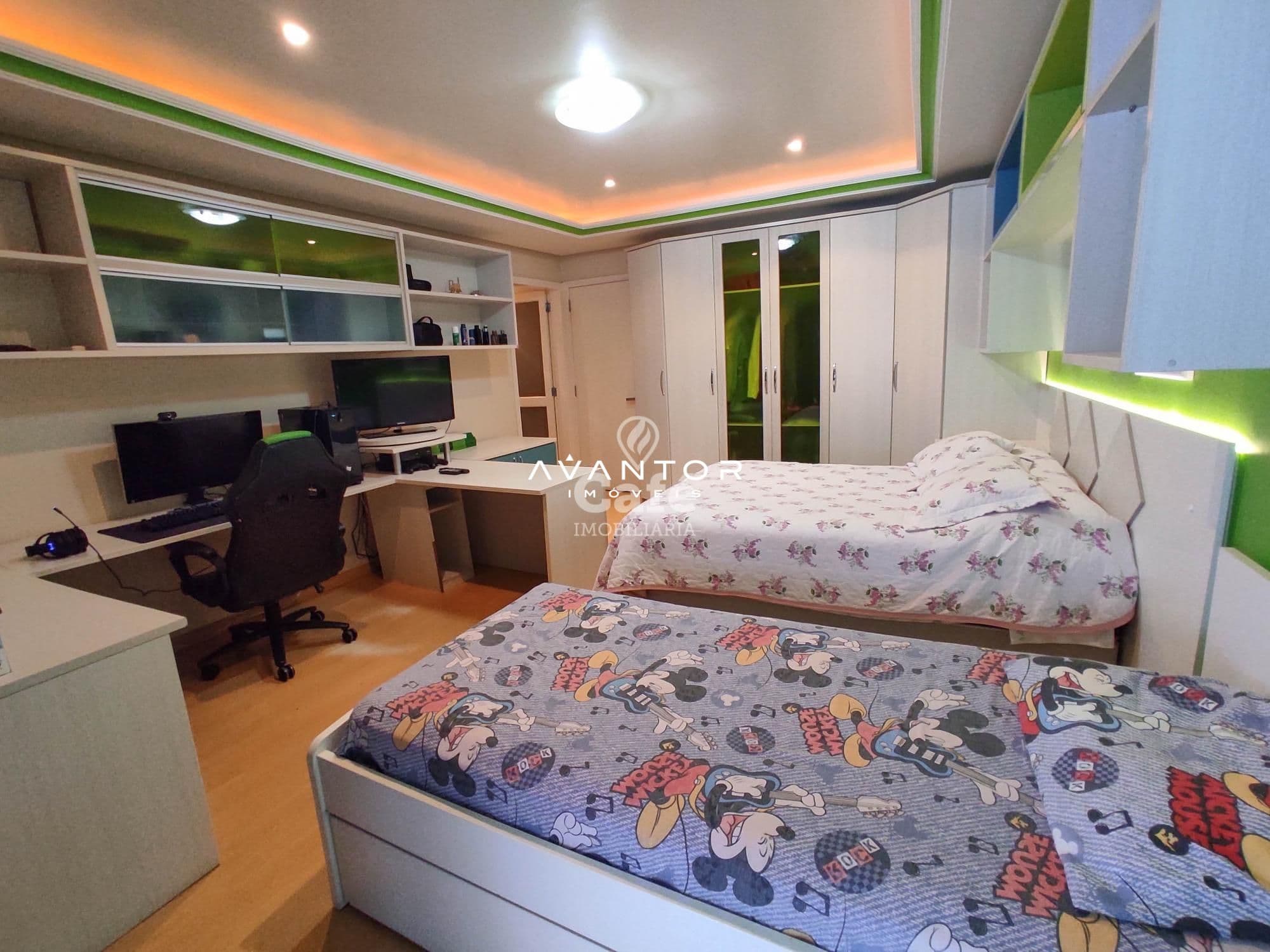 Linda casa confortável e aconchegante com 6 dormitórios, sendo 3 suítes e uma master, mobi — Casa com 6 quartos à venda em Nossa Senhora de Lourdes, Santa Maria/RS
