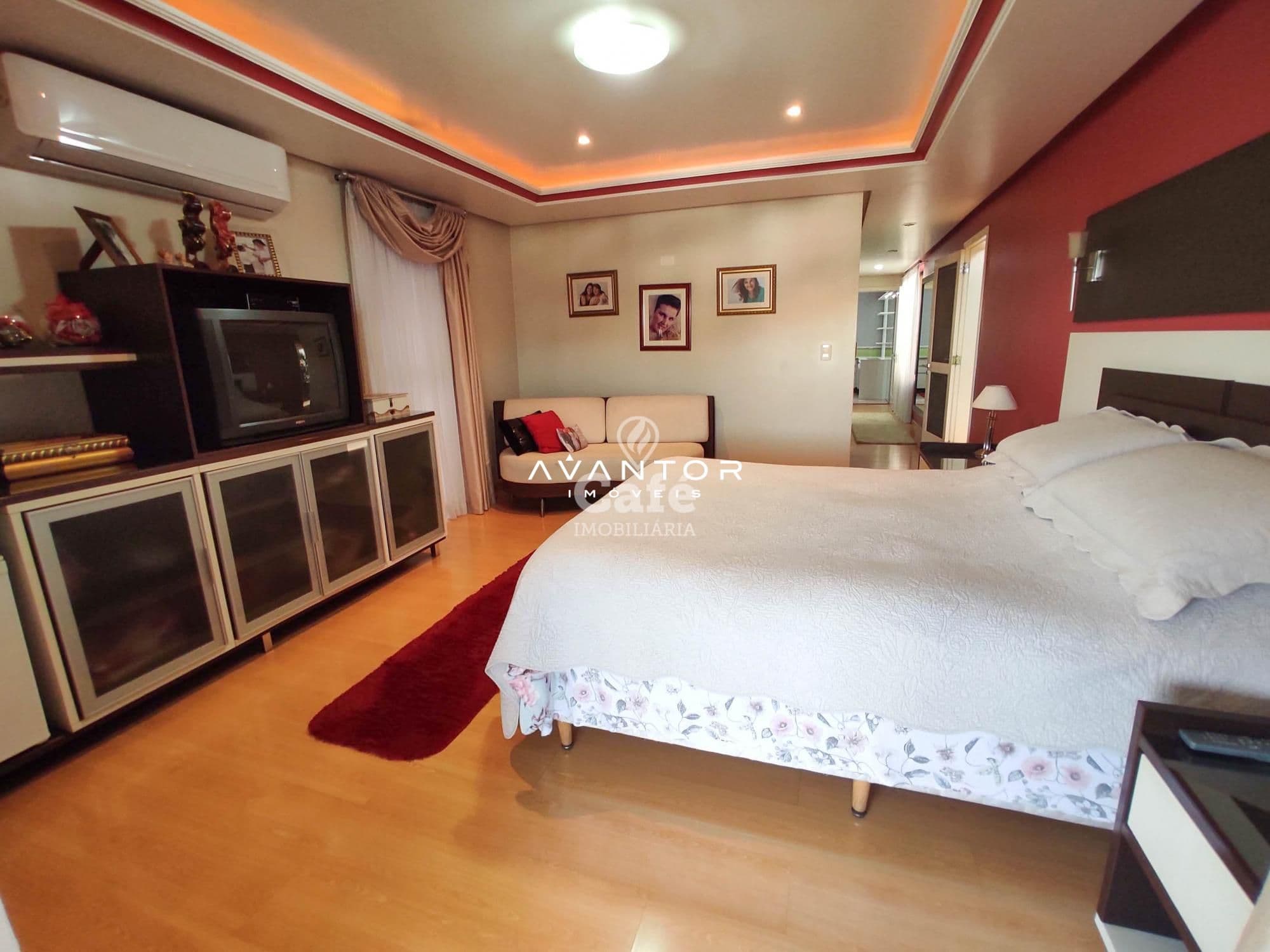 Linda casa confortável e aconchegante com 6 dormitórios, sendo 3 suítes e uma master, mobi — Casa com 6 quartos à venda em Nossa Senhora de Lourdes, Santa Maria/RS
