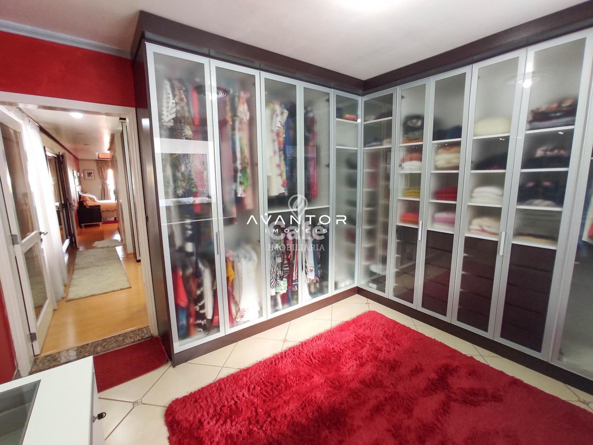 Linda casa confortável e aconchegante com 6 dormitórios, sendo 3 suítes e uma master, mobi — Casa com 6 quartos à venda em Nossa Senhora de Lourdes, Santa Maria/RS