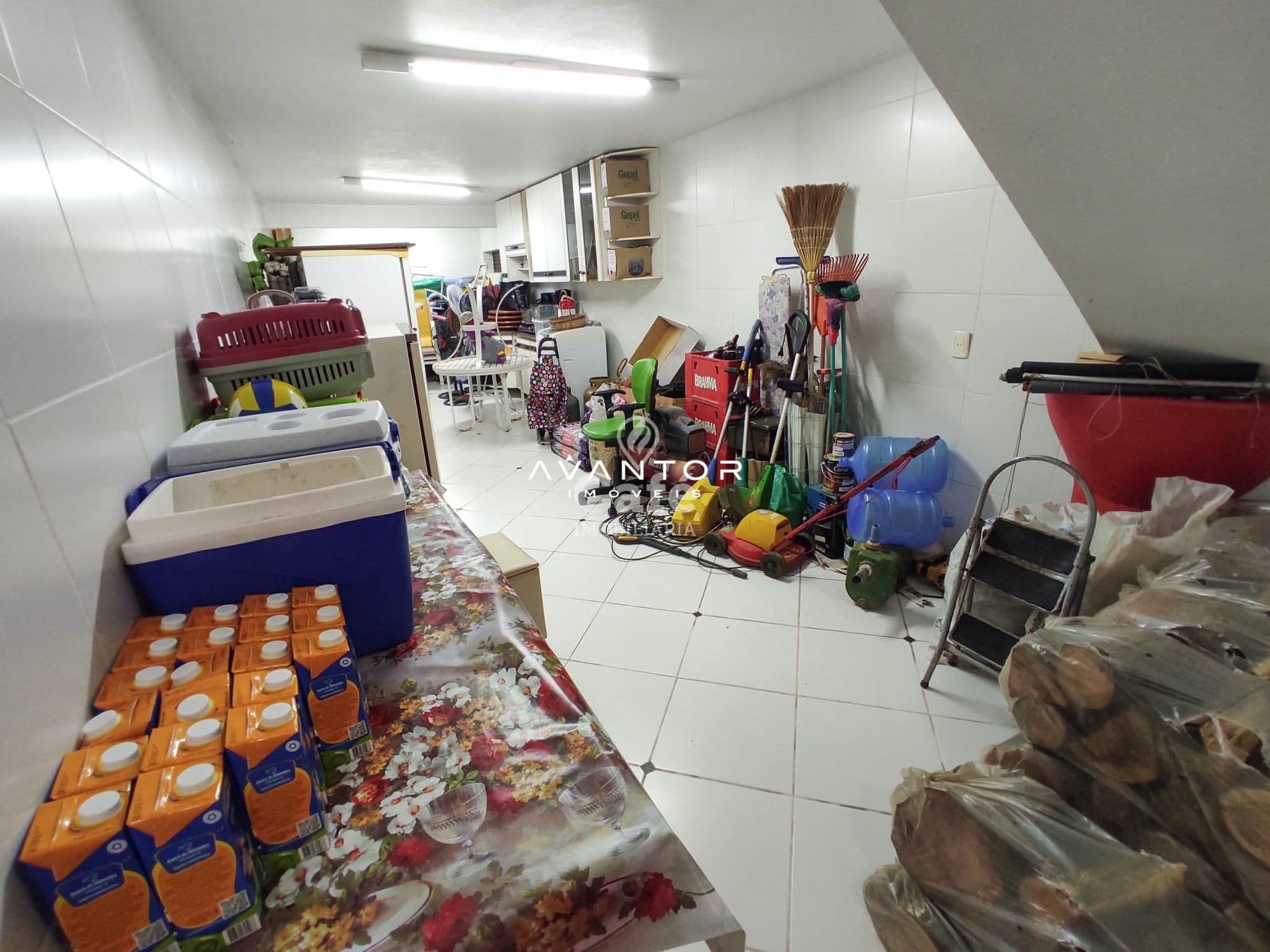 Linda casa confortável e aconchegante com 6 dormitórios, sendo 3 suítes e uma master, mobi — Casa com 6 quartos à venda em Nossa Senhora de Lourdes, Santa Maria/RS