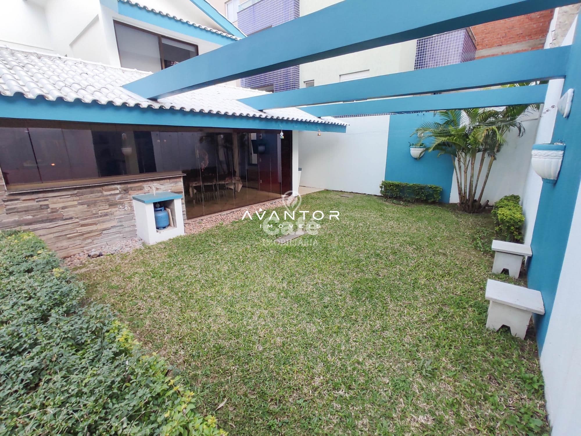 Linda casa confortável e aconchegante com 6 dormitórios, sendo 3 suítes e uma master, mobi — Casa com 6 quartos à venda em Nossa Senhora de Lourdes, Santa Maria/RS