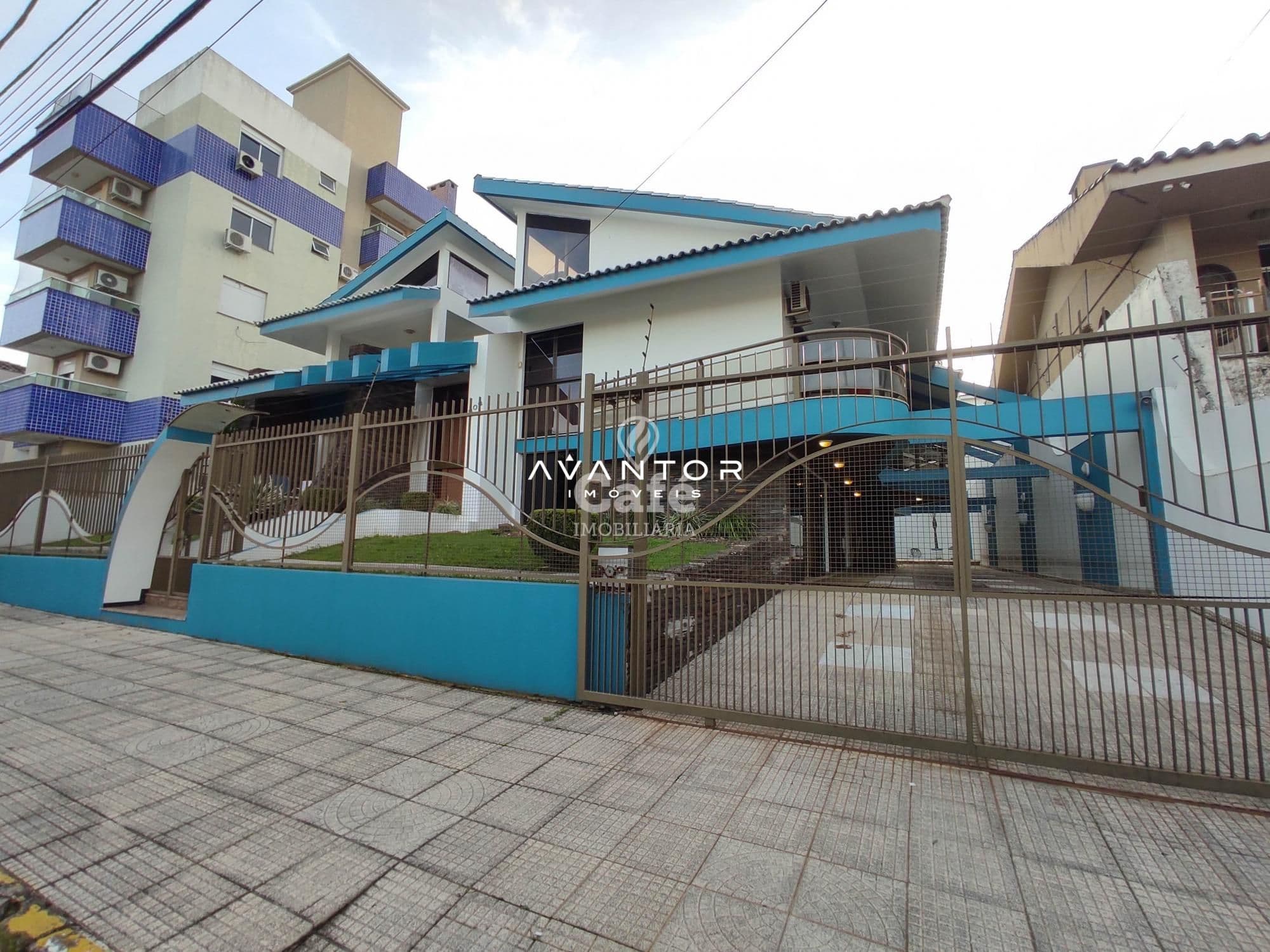 Linda casa confortável e aconchegante com 6 dormitórios, sendo 3 suítes e uma master, mobi — Casa com 6 quartos à venda em Nossa Senhora de Lourdes, Santa Maria/RS
