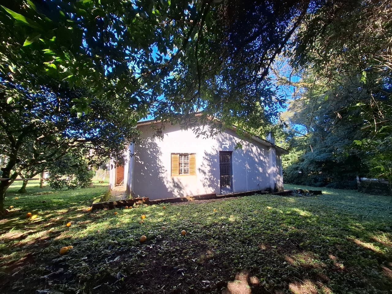 Fachada da casa com área externa arborizada — Casa com 3 quartos à venda em Parque Serrano I, Itaara/RS