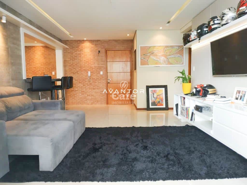 Sala de estar integrada com parede de tijolos — Apartamento com 2 quartos à venda em Nossa Senhora Medianeira, Santa Maria/RS