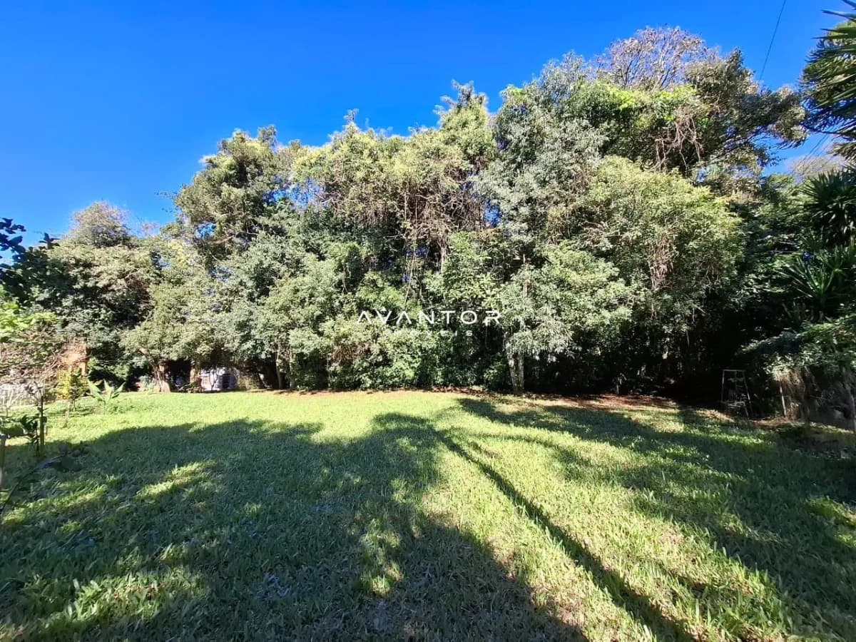 Terreno com área gramada e vegetação — Terreno à venda em Parque Serrano I, Itaara/RS