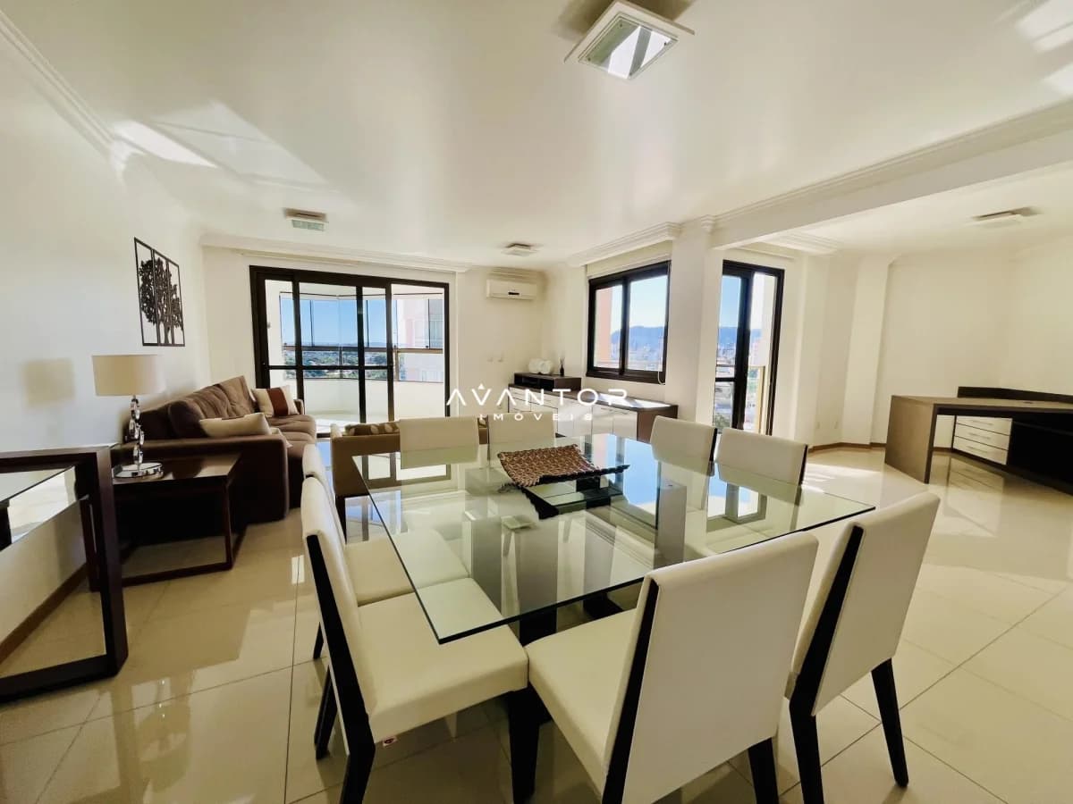 Sala integrada com mesa de jantar e sacada — Apartamento com 3 quartos à venda em Nossa Senhora Medianeira, Santa Maria/RS