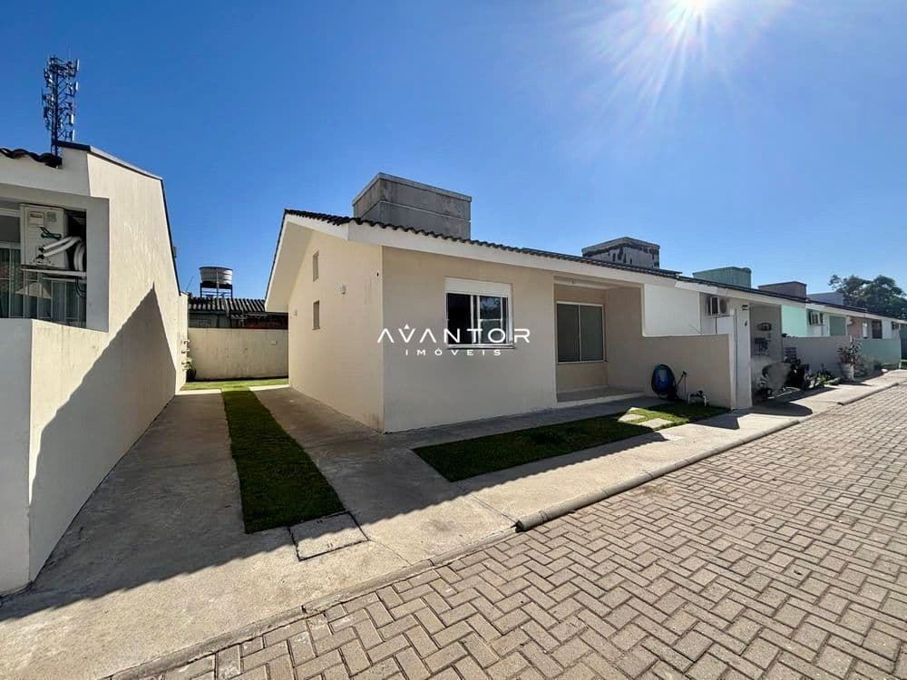 Fachada da casa com pátio frontal — Casa com 2 quartos à venda em Diácono João Luiz Pozzobon, Santa Maria/RS