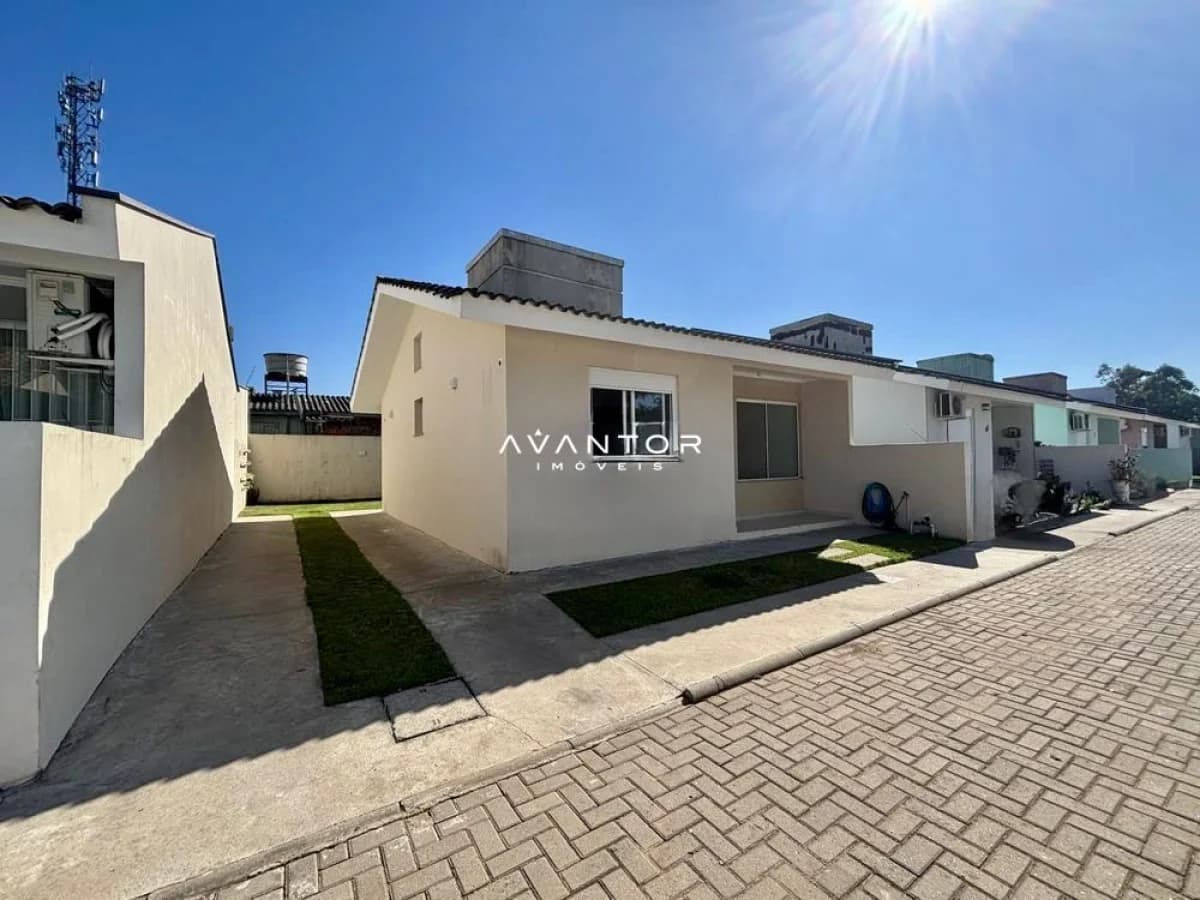 Fachada da casa com pátio frontal — Condomínio Residencial Dona Iolanda, Diácono João Luiz Pozzobon, Santa Maria/RS