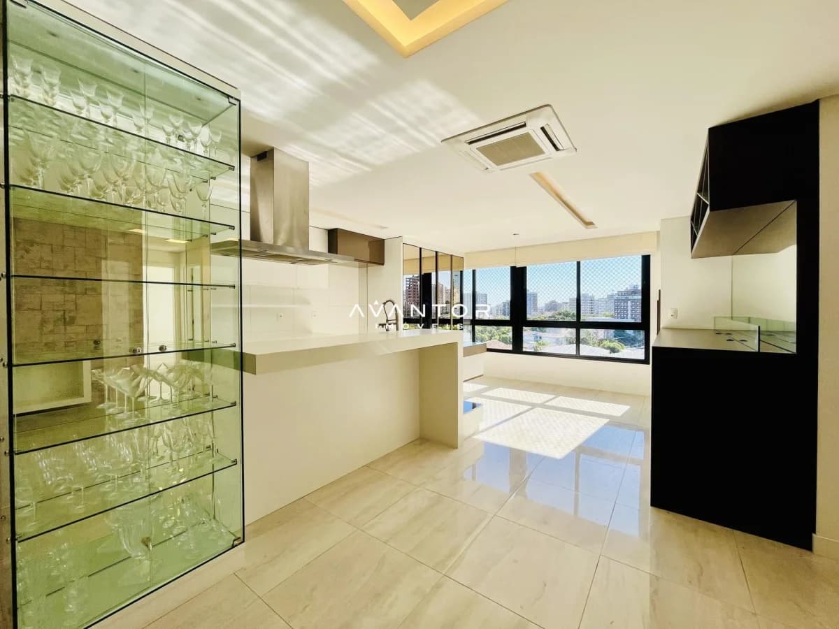 Cozinha integrada à sala com janelas panorâmicas — Apartamento com 2 quartos à venda em Nossa Senhora Medianeira, Santa Maria/RS